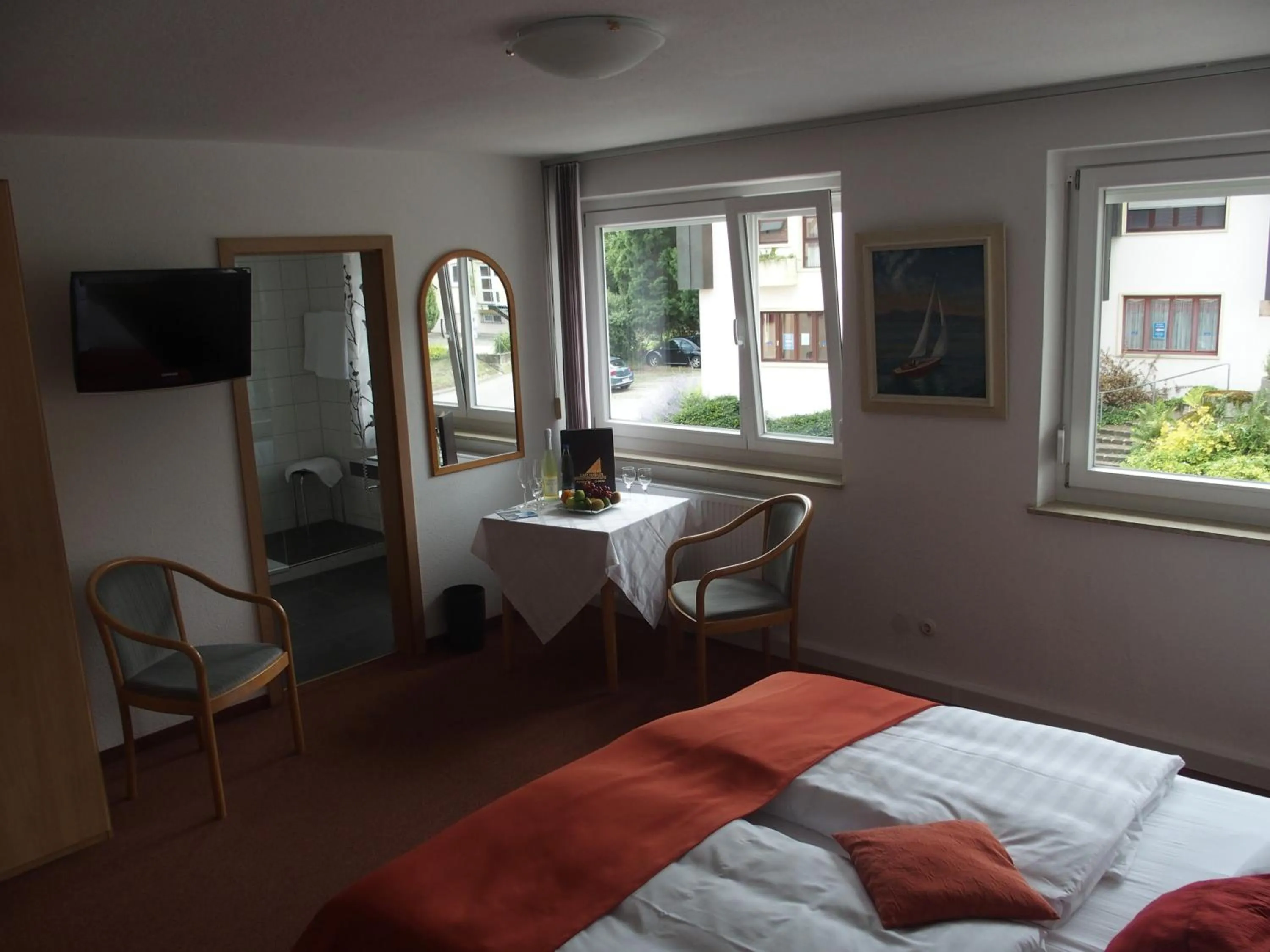 Photo of the whole room, Bed in Hotel Pension Café Hasler
