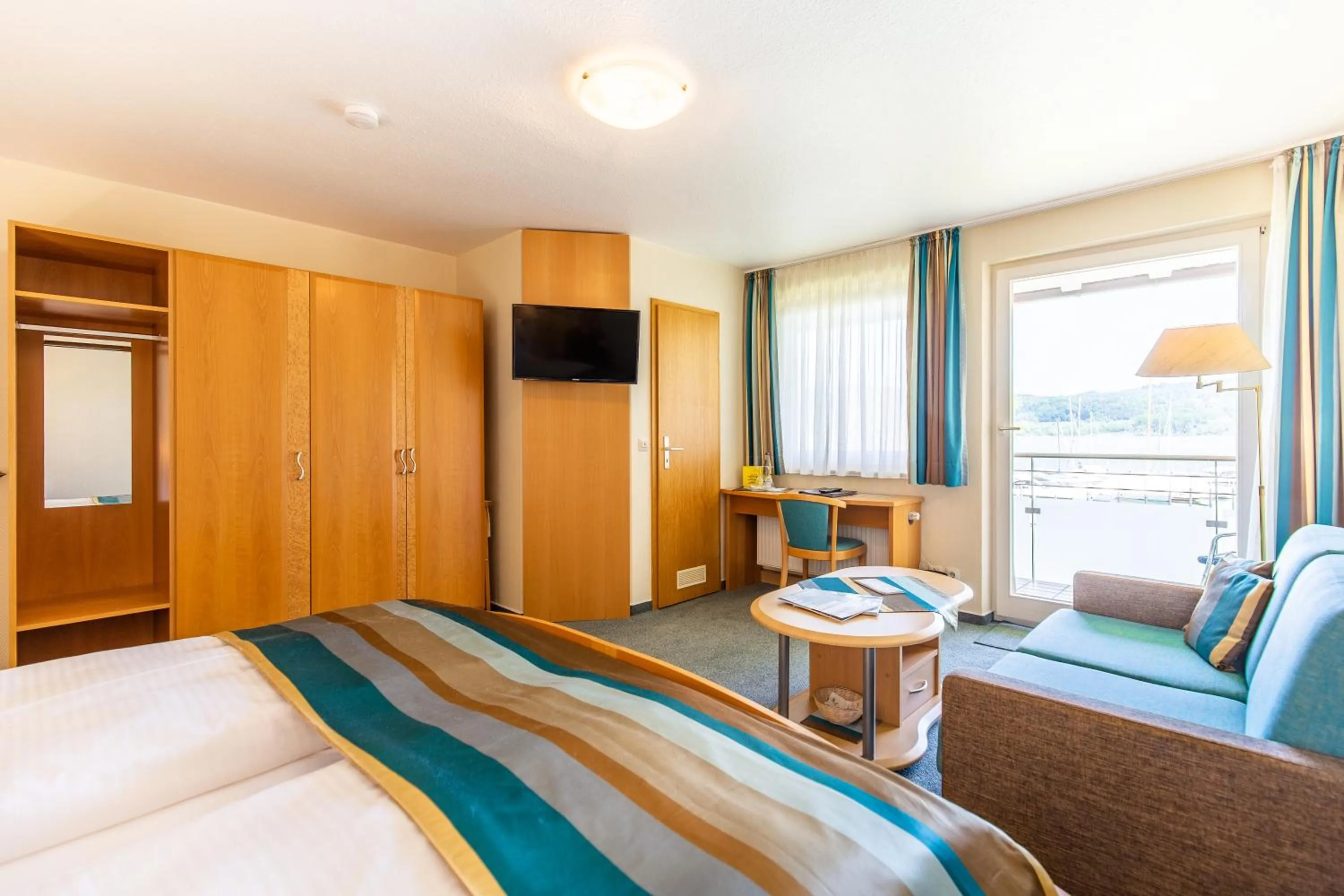 Photo of the whole room, Bed in Hotel Pension Café Hasler