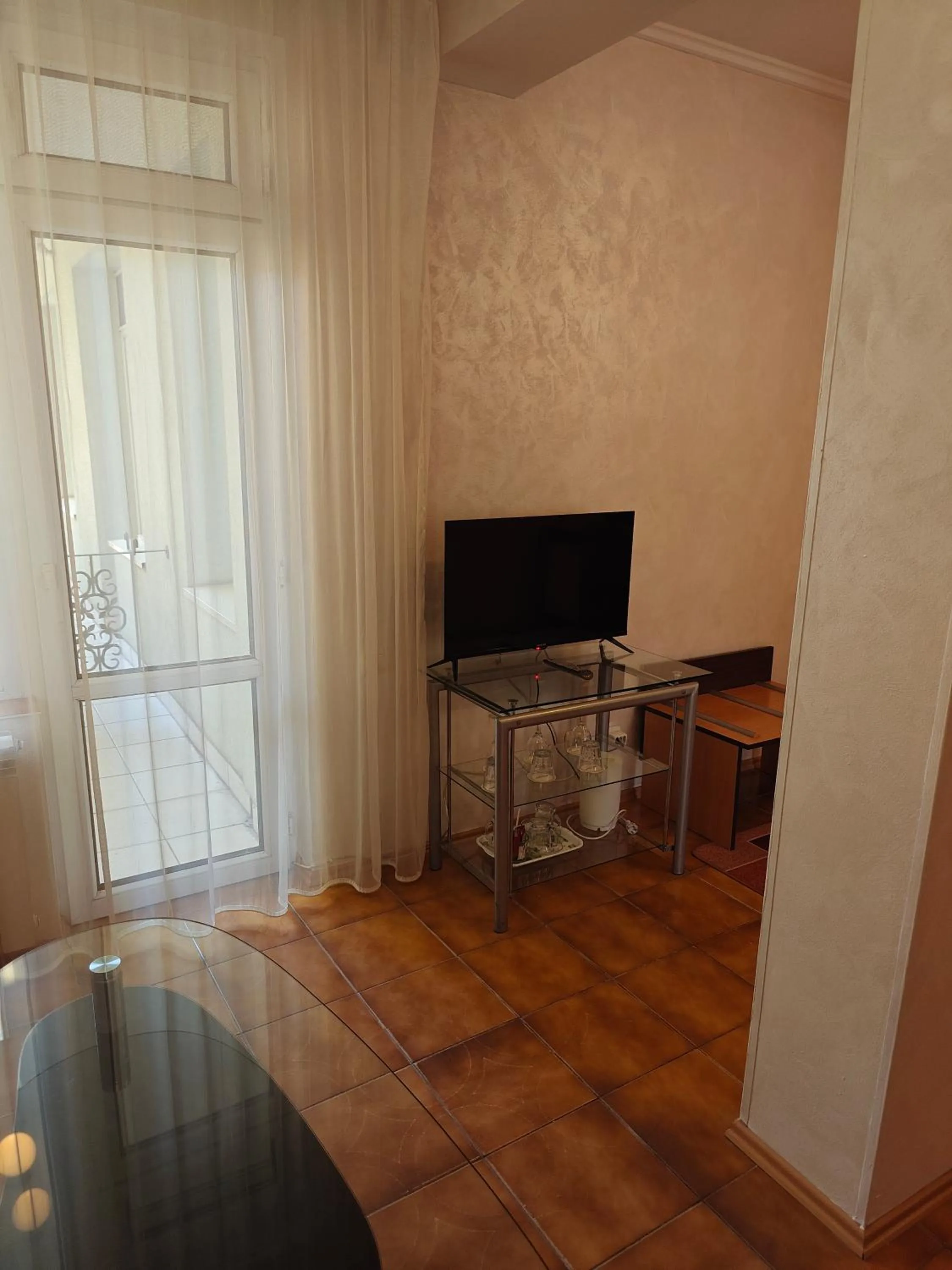 Communal lounge/ TV room in Noviz Hotel