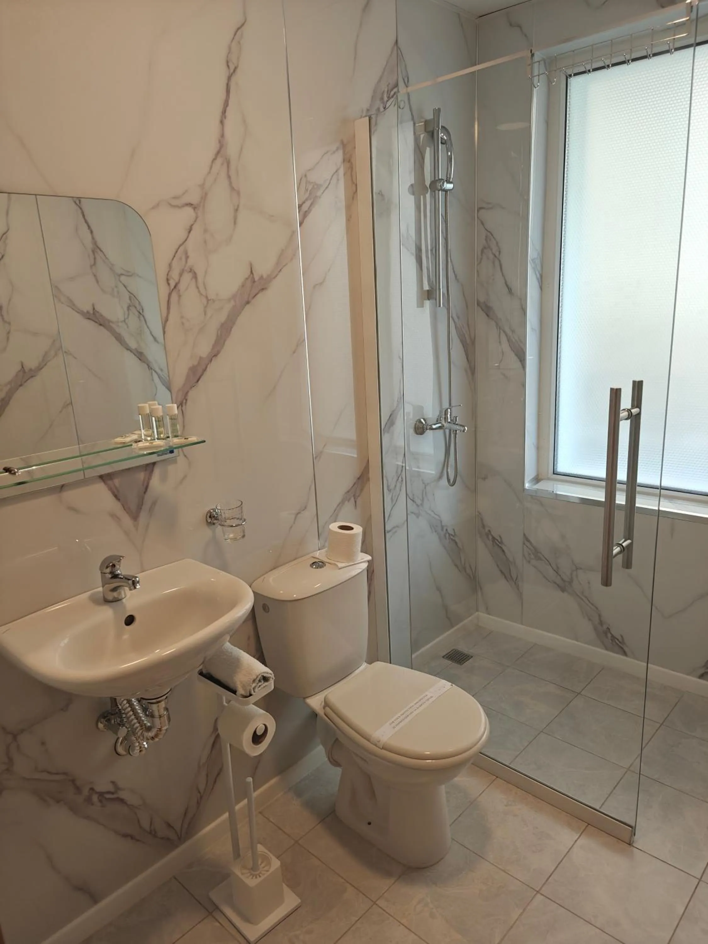 Shower in Noviz Hotel