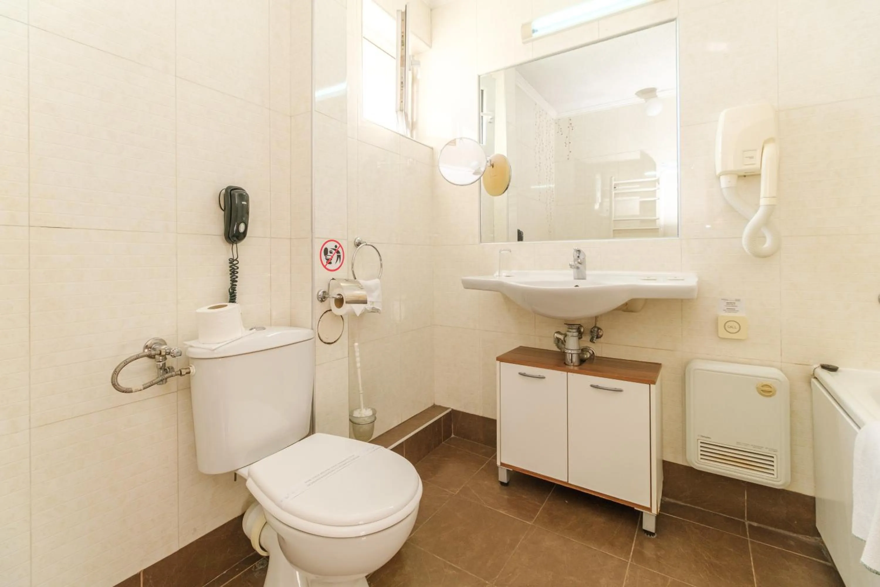 Toilet in Noviz Hotel