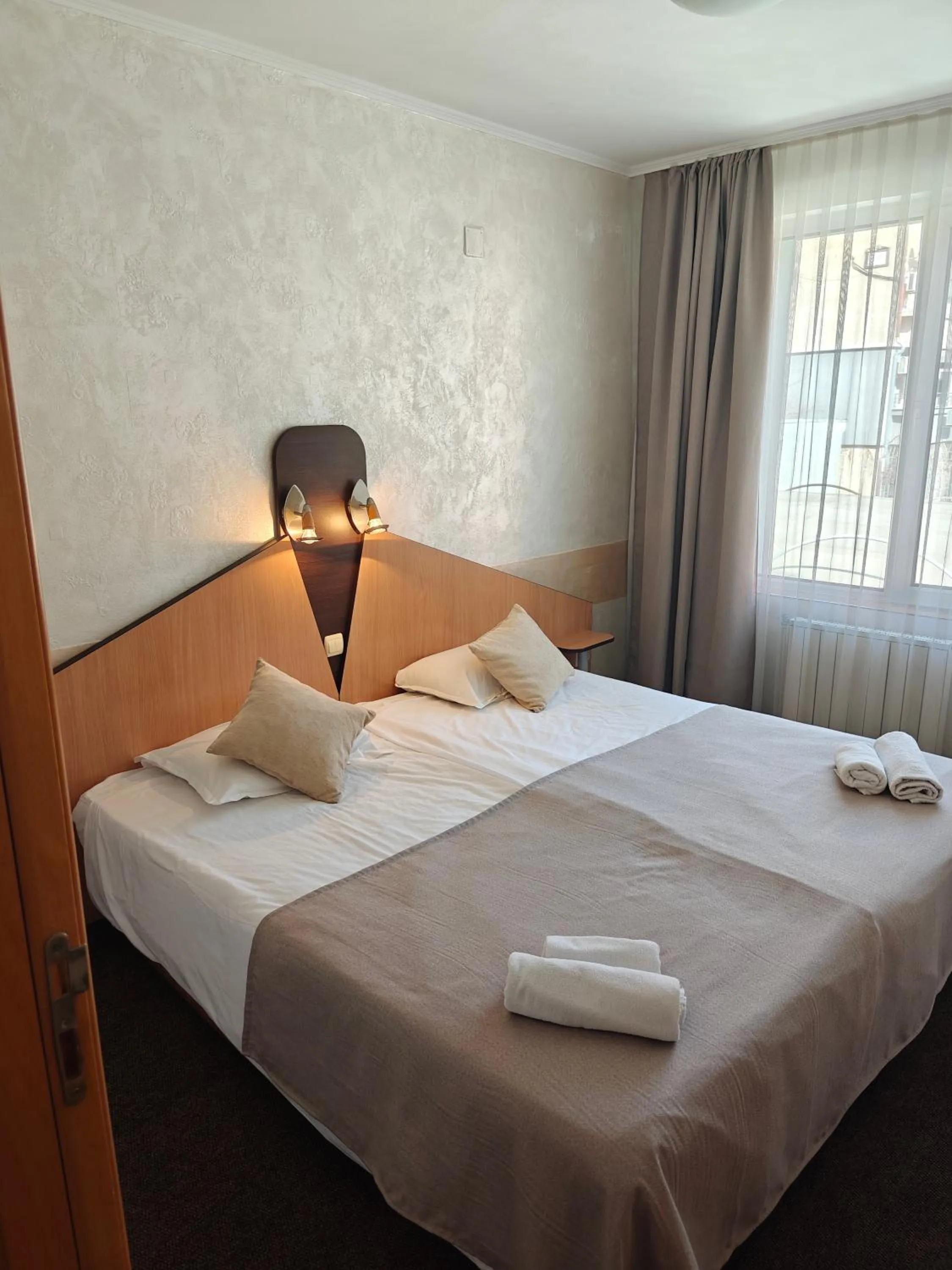 Photo of the whole room, Bed in Noviz Hotel