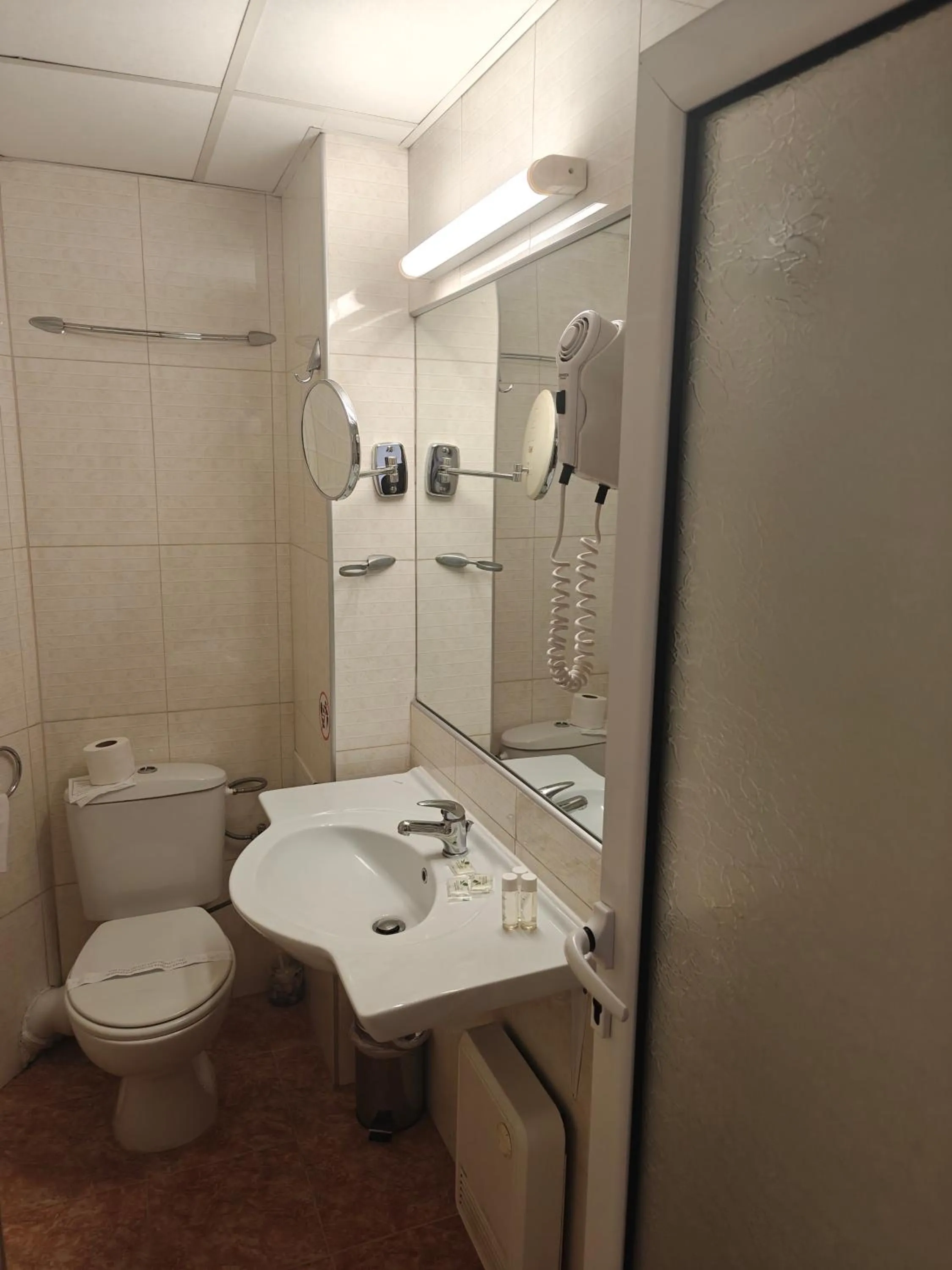 Toilet in Noviz Hotel