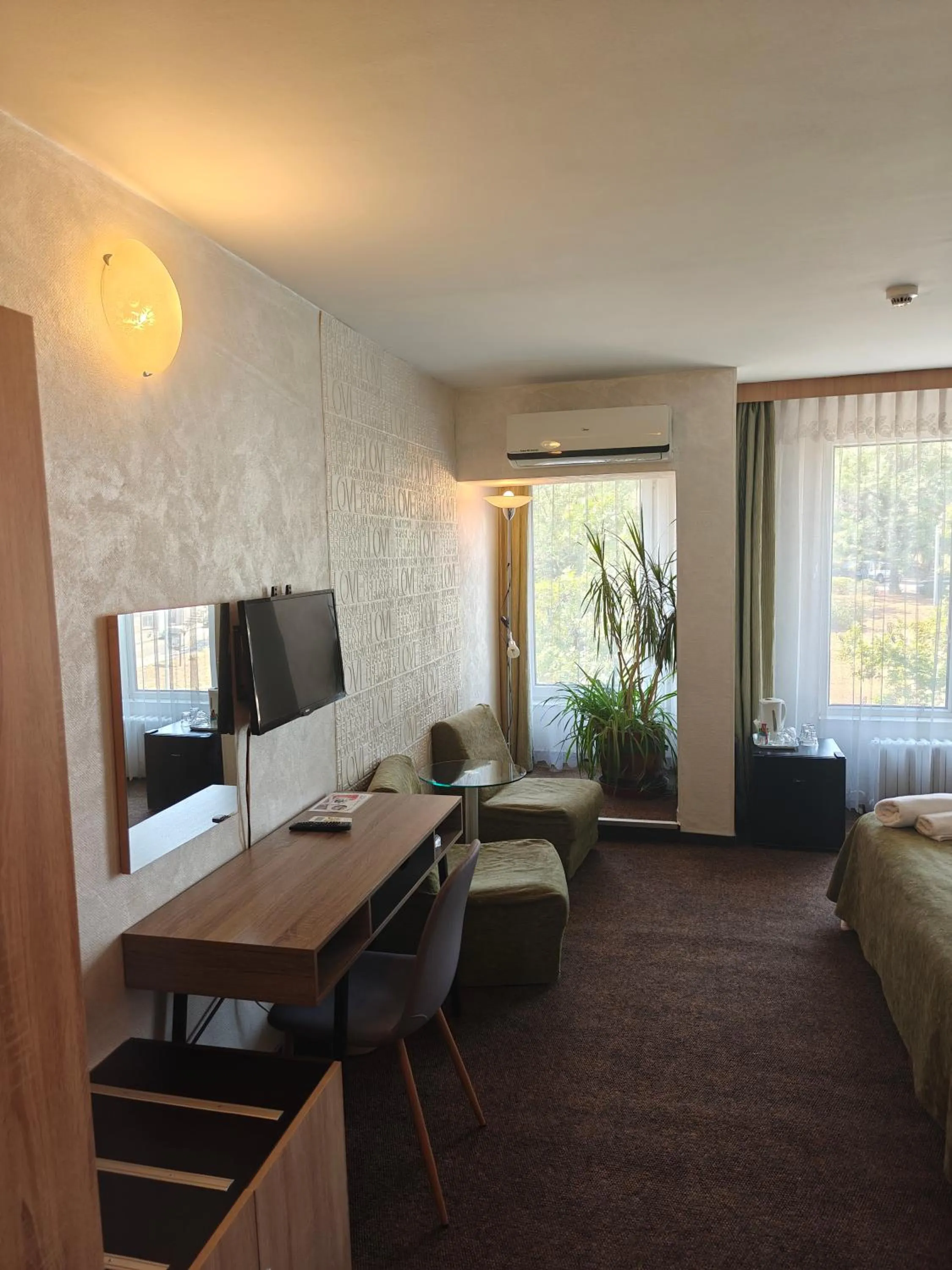 Communal lounge/ TV room, Bed in Noviz Hotel