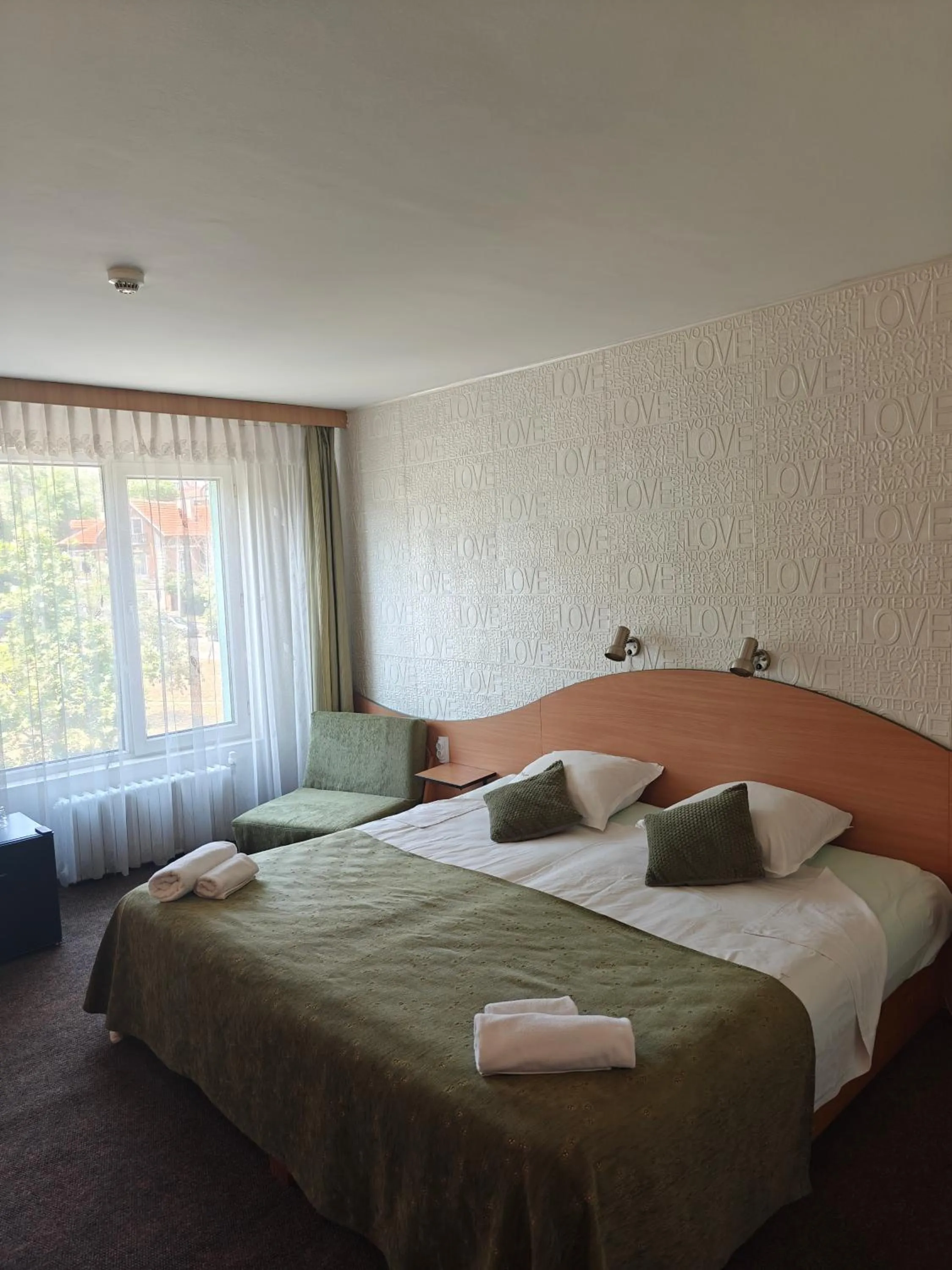 Photo of the whole room, Bed in Noviz Hotel