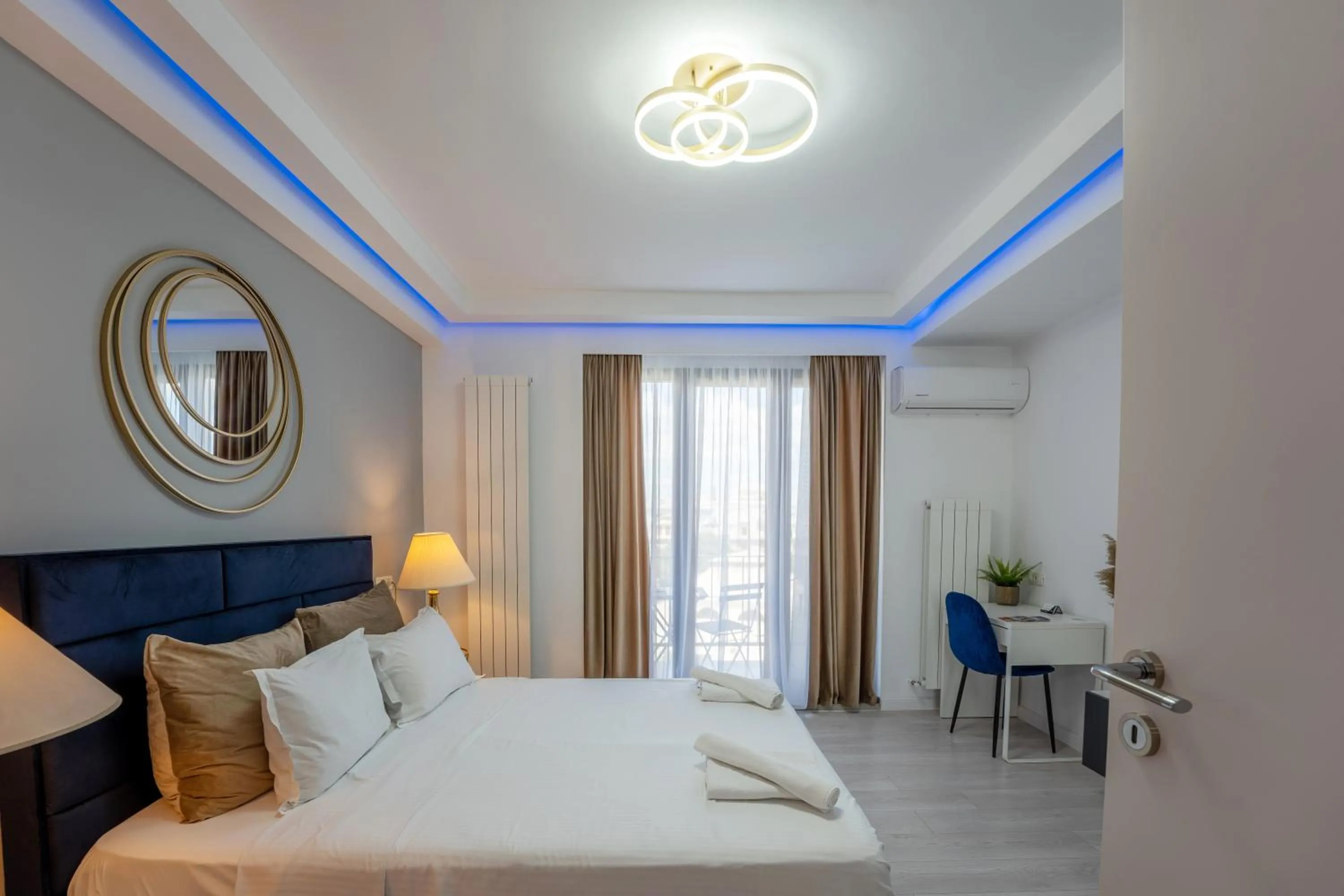 Bedroom, Bed in Metropole Apartments - Old City