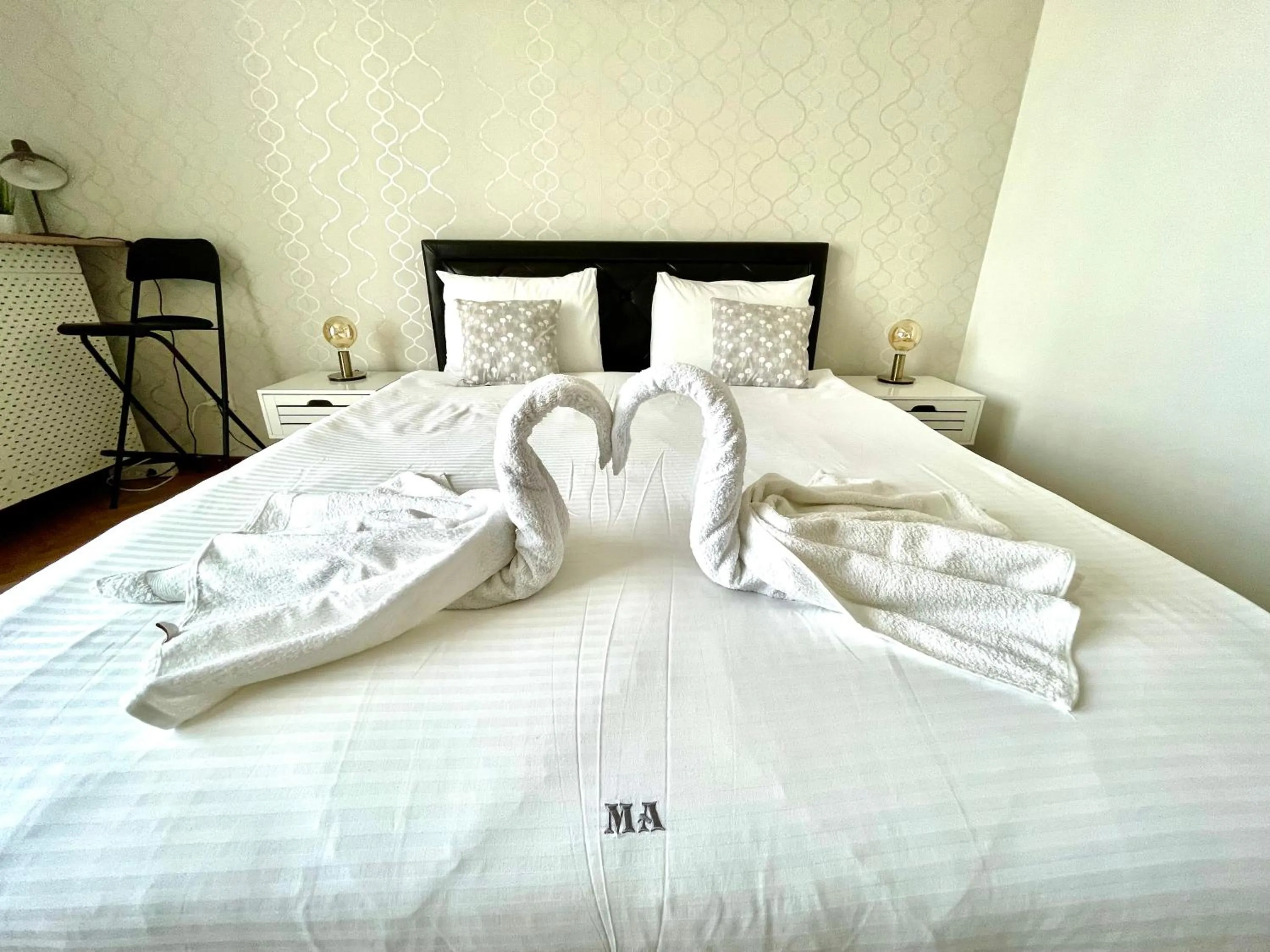 Bedroom, Bed in Metropole Apartments - Old City