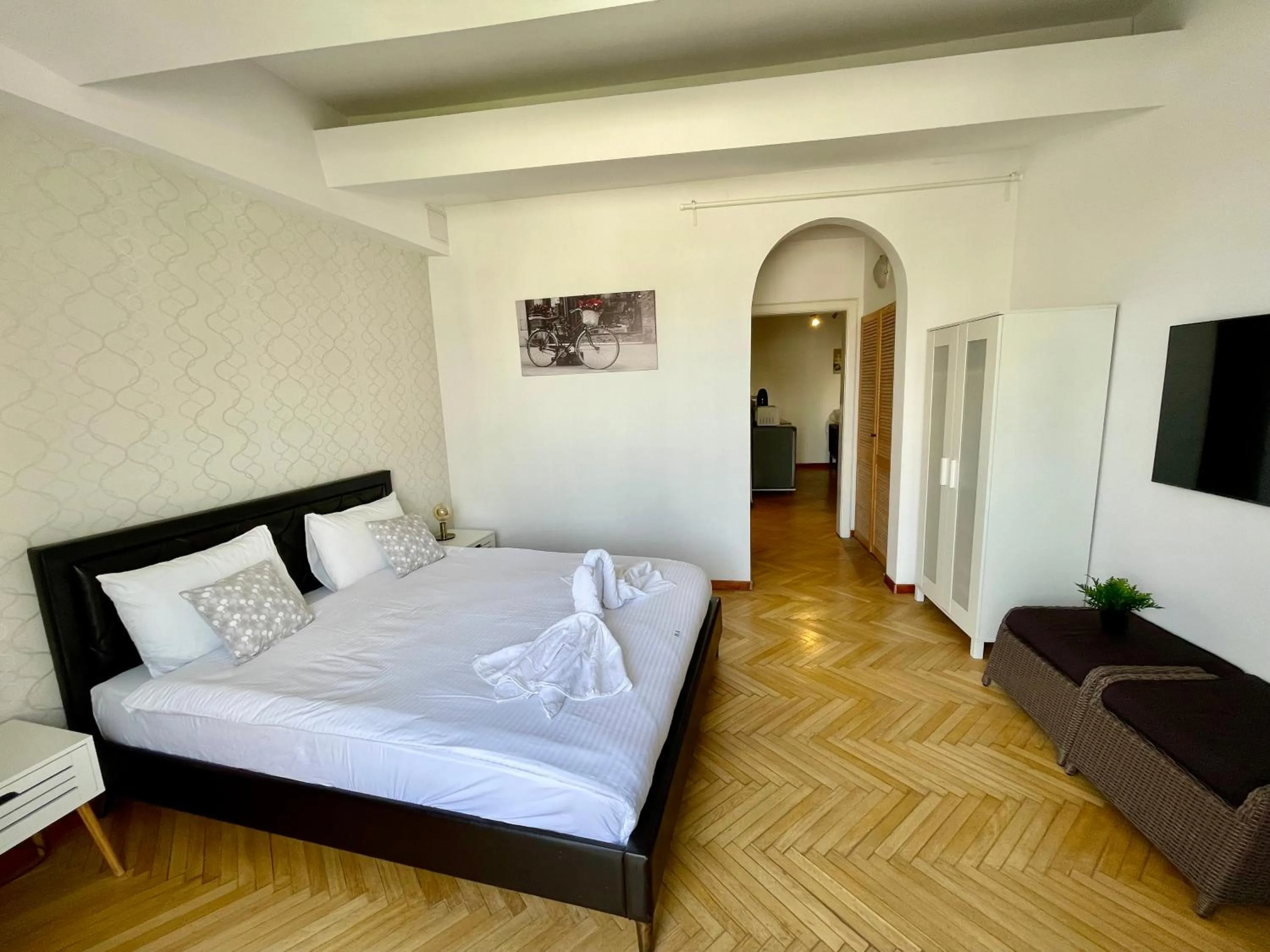 Bedroom, Bed in Metropole Apartments - Old City
