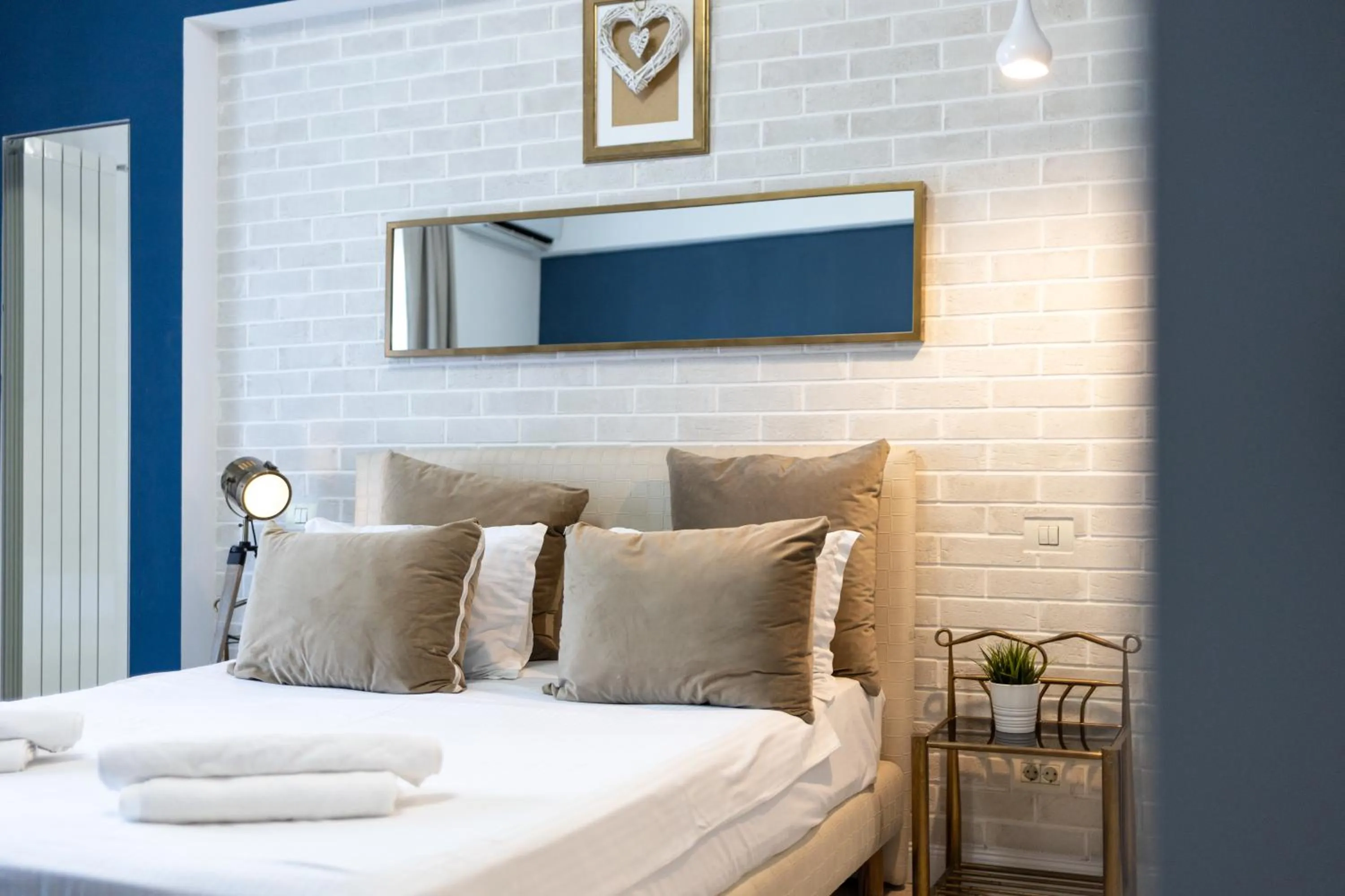 Photo of the whole room, Bed in Metropole Apartments - Old City