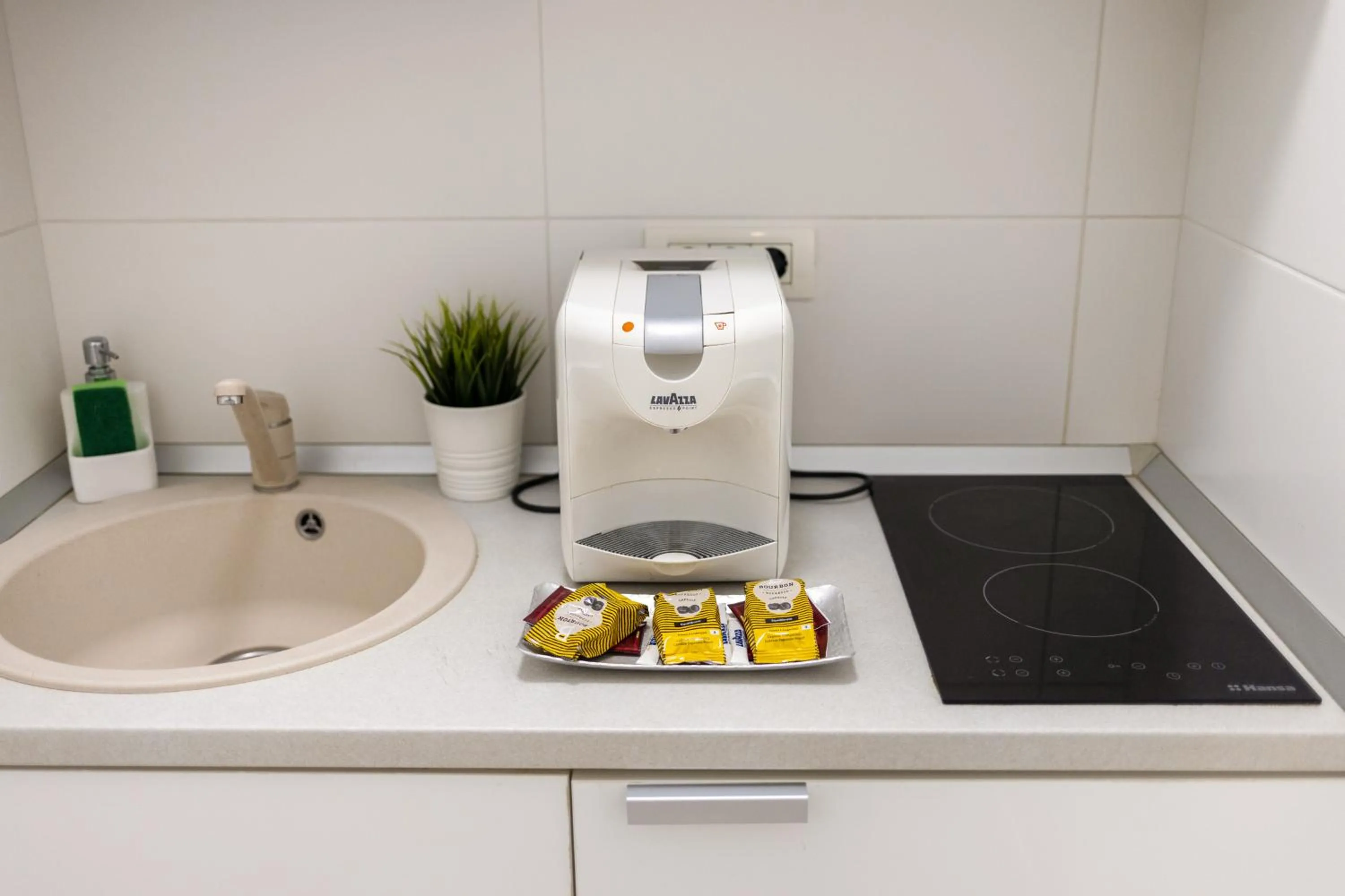 Coffee/tea facilities in Metropole Apartments - Old City