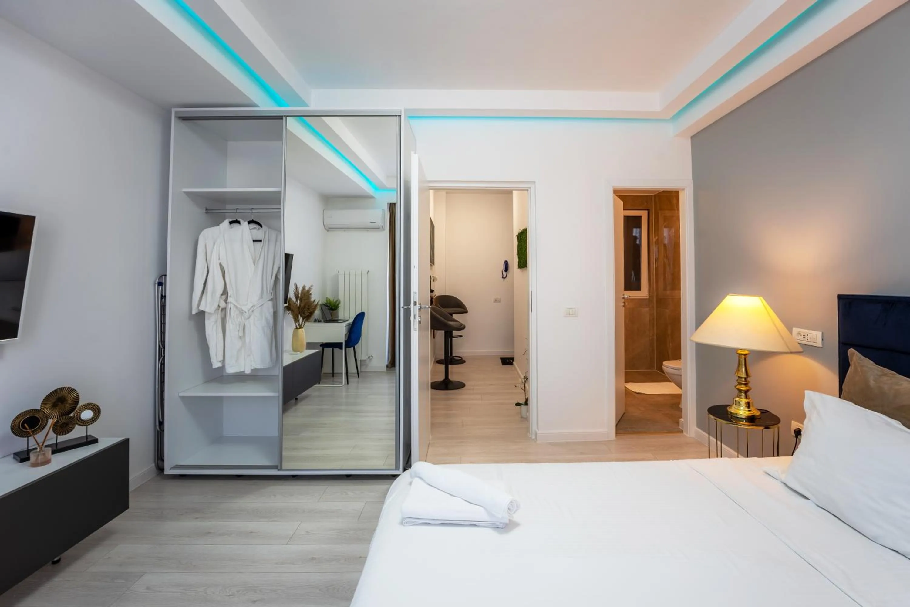 Bedroom, Bed in Metropole Apartments - Old City