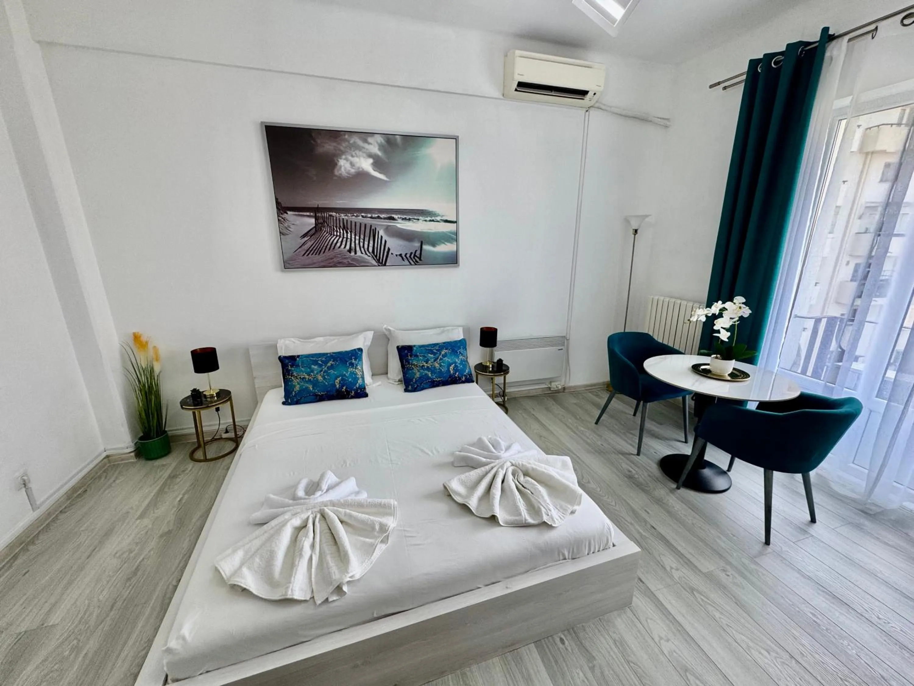 Photo of the whole room, Bed in Metropole Apartments - Old City