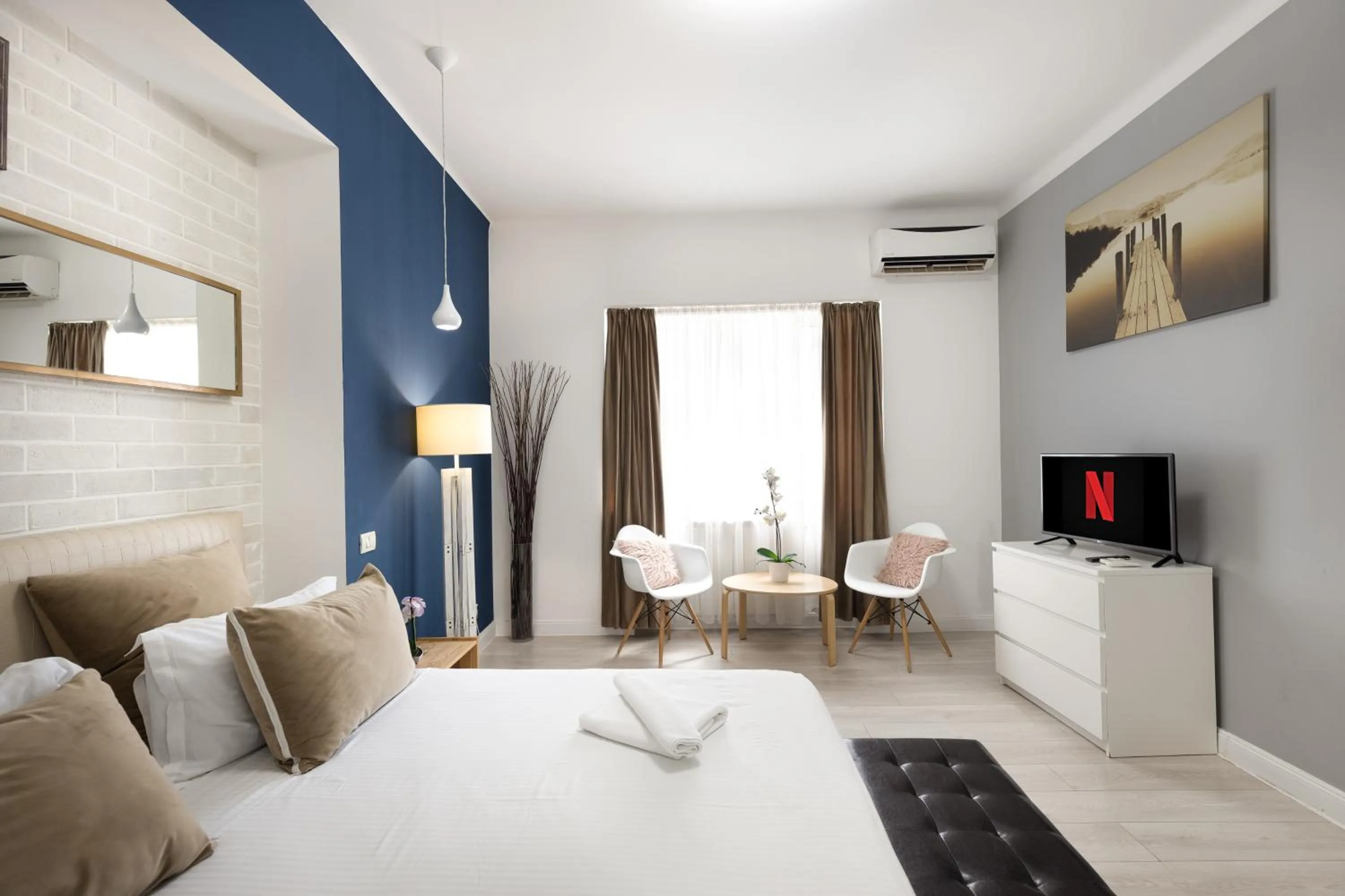 Photo of the whole room, Bed in Metropole Apartments - Old City