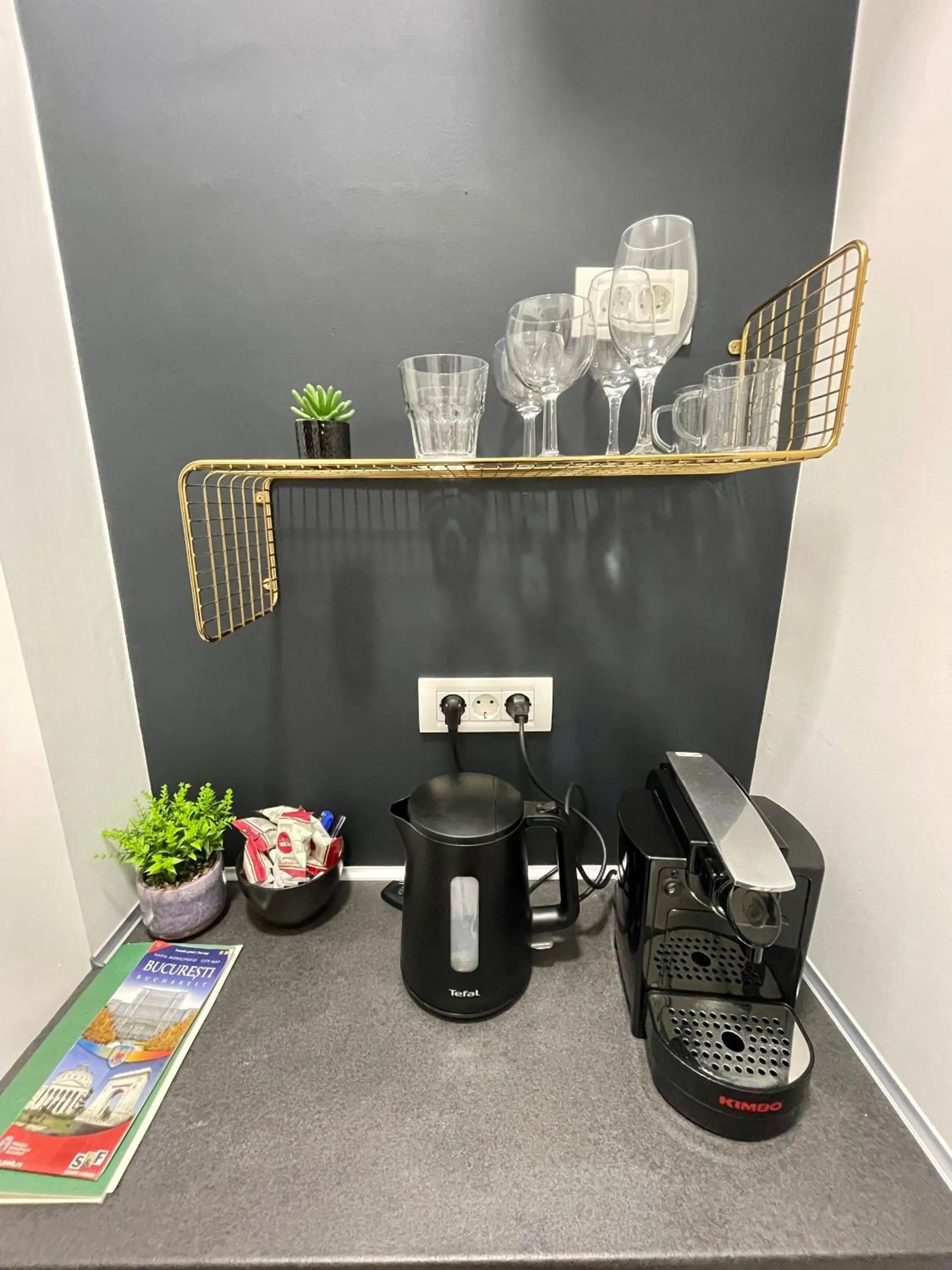 Coffee/tea facilities in Metropole Apartments - Old City