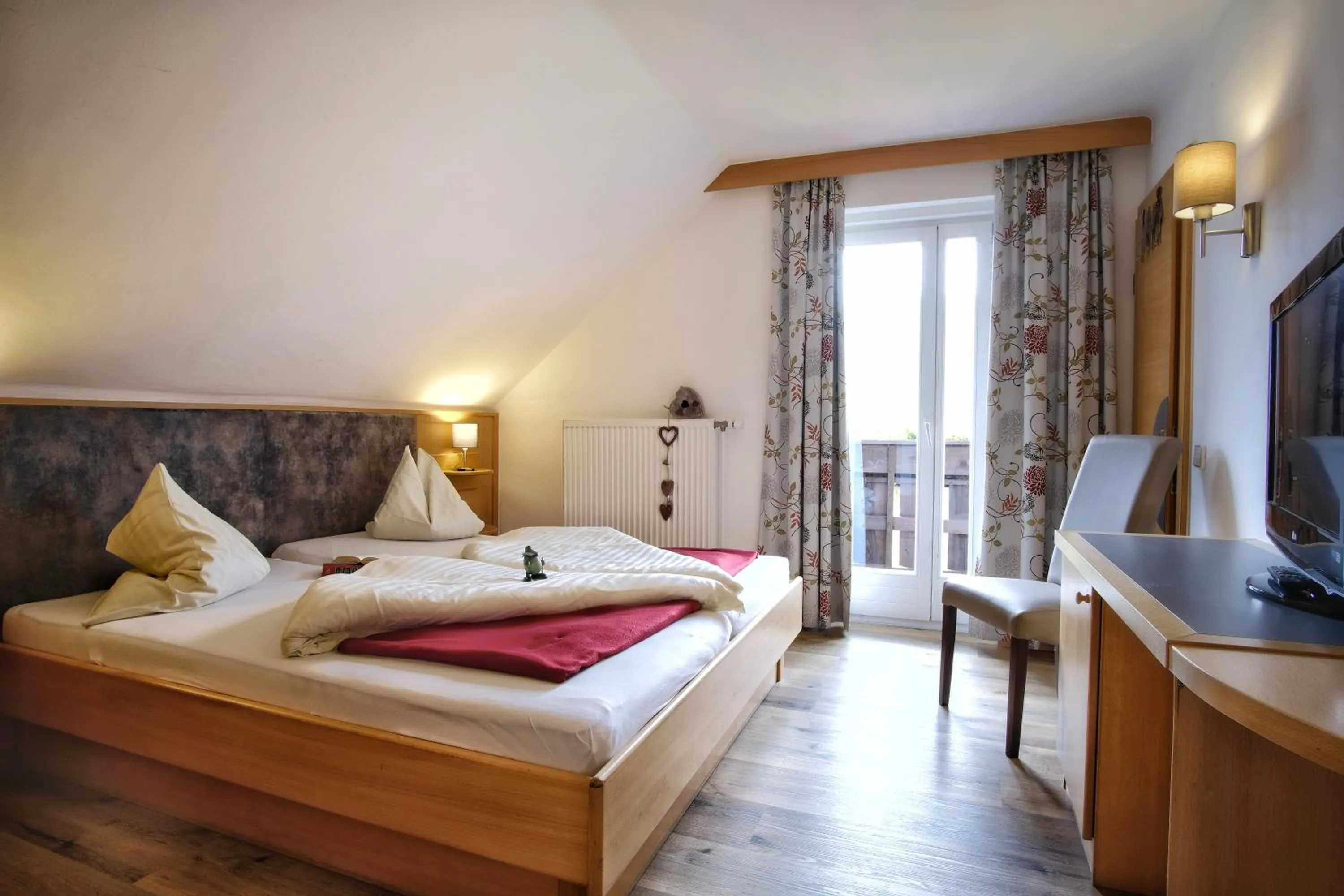 TV and multimedia, Bed in SeeHotel & SeeApartments Kärntnerhof- direkt am See!