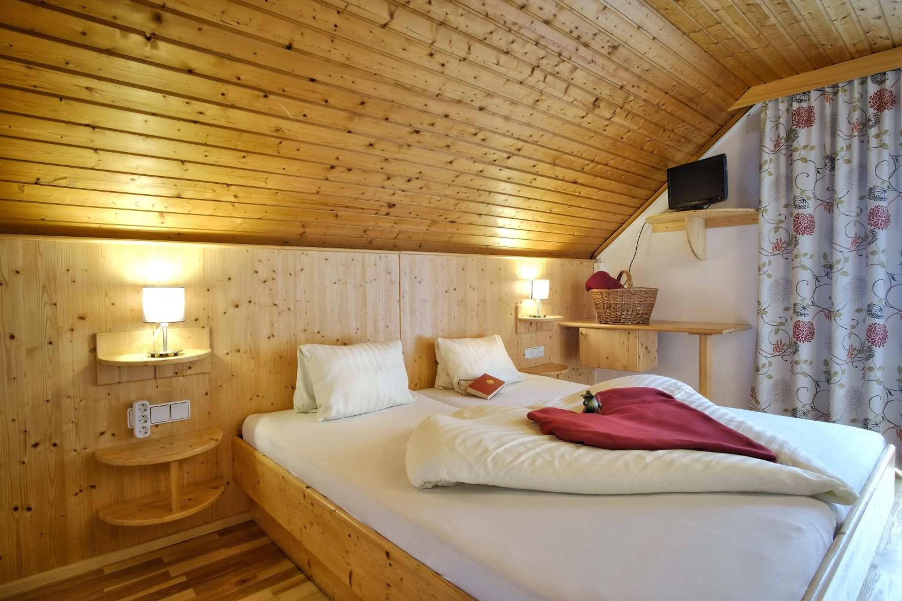 Bedroom, Bed in SeeHotel & SeeApartments Kärntnerhof- direkt am See!