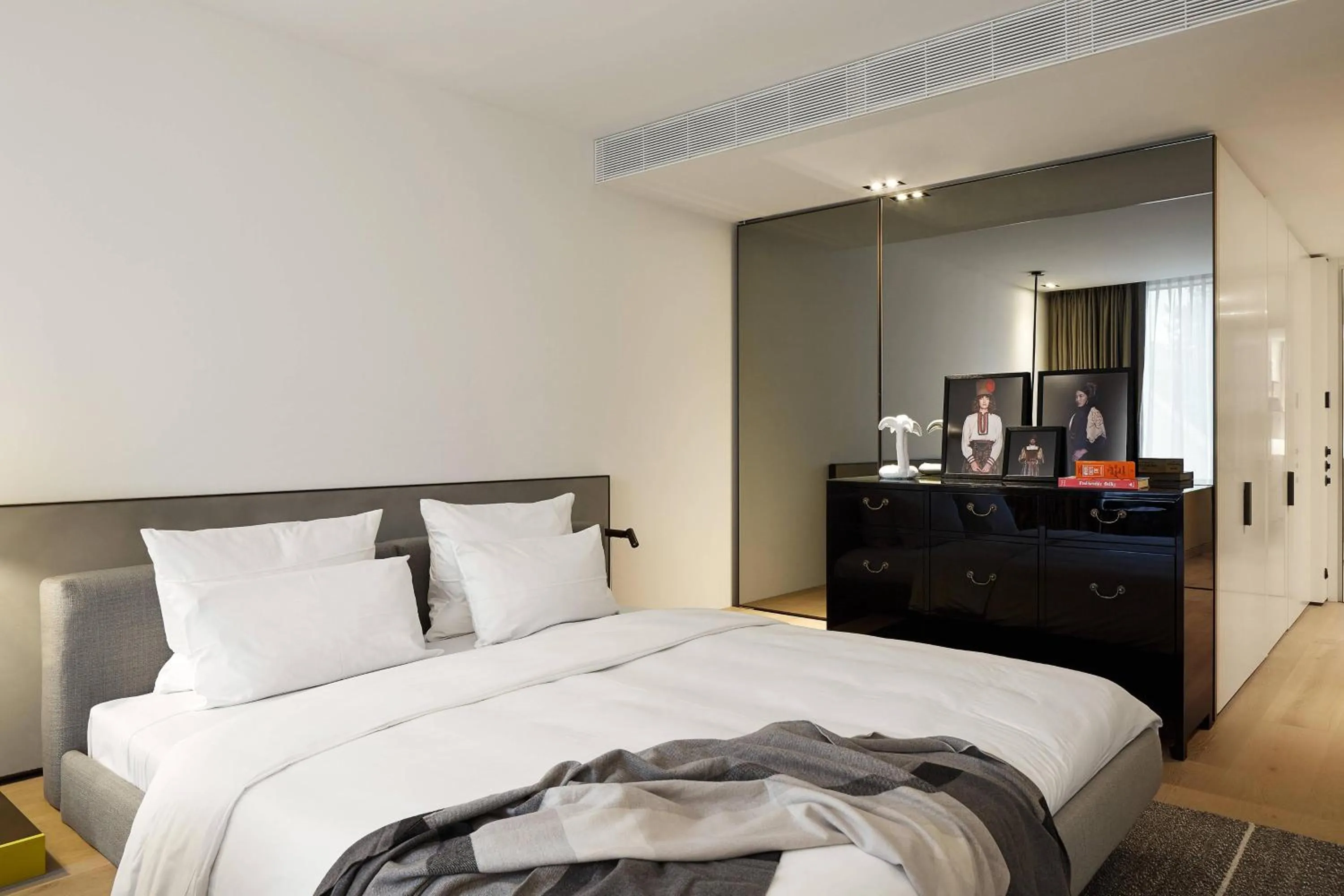 Photo of the whole room, Bed in Roomers Baden-Baden, Autograph Collection