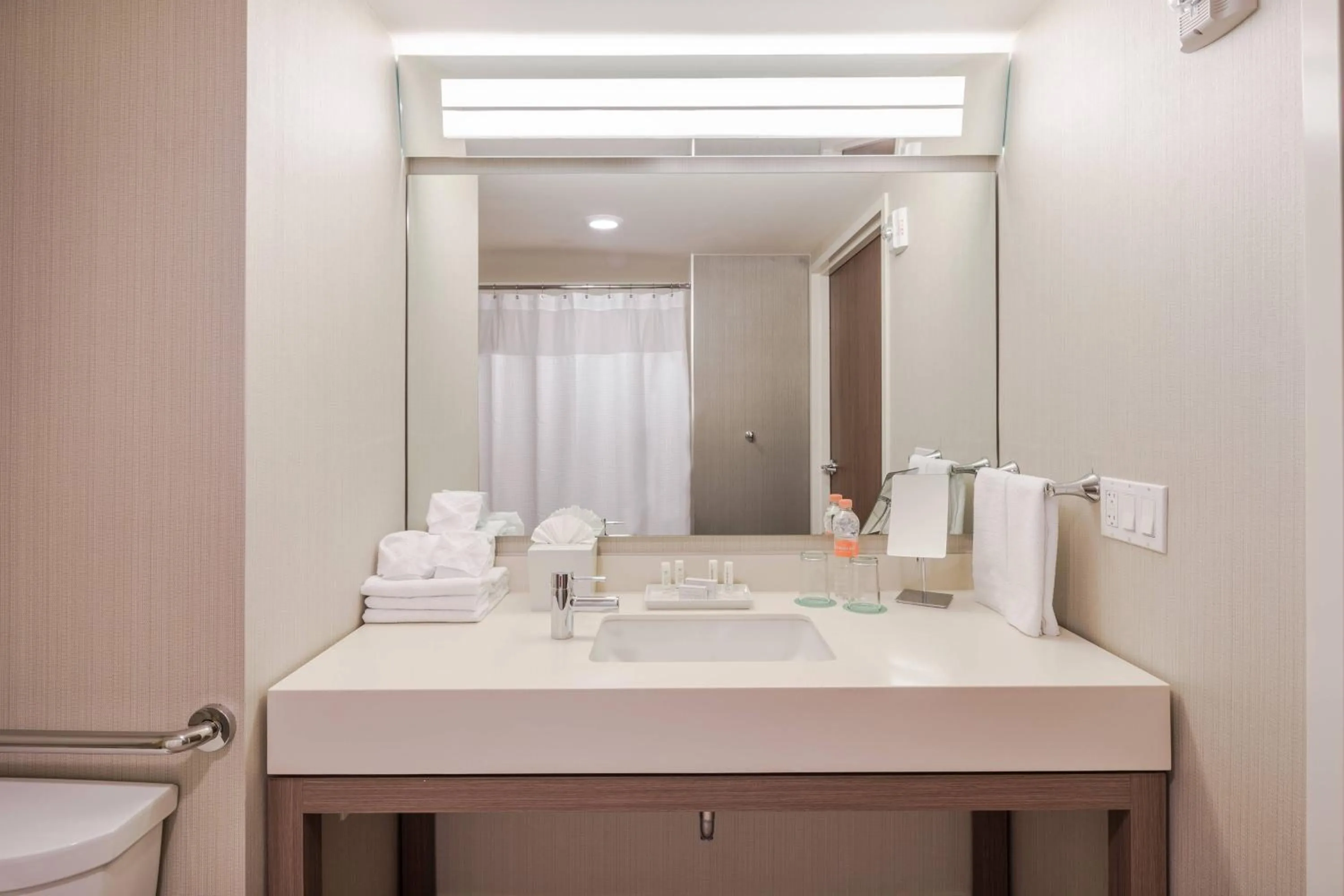 Bathroom in Courtyard by Marriott Chihuahua