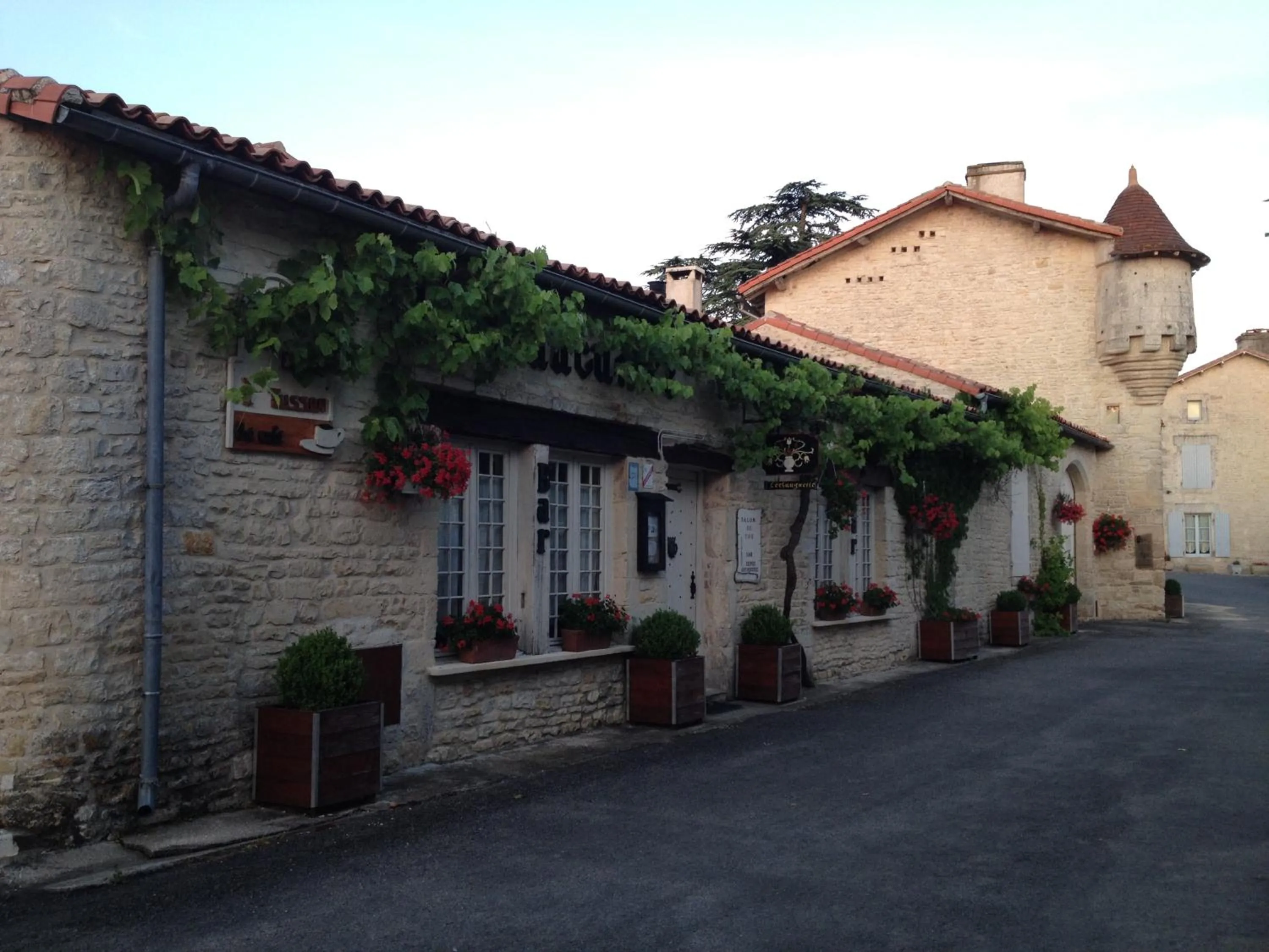 Area and facilities in Le Grenier 1 Rue Verte Tusson 16140 France