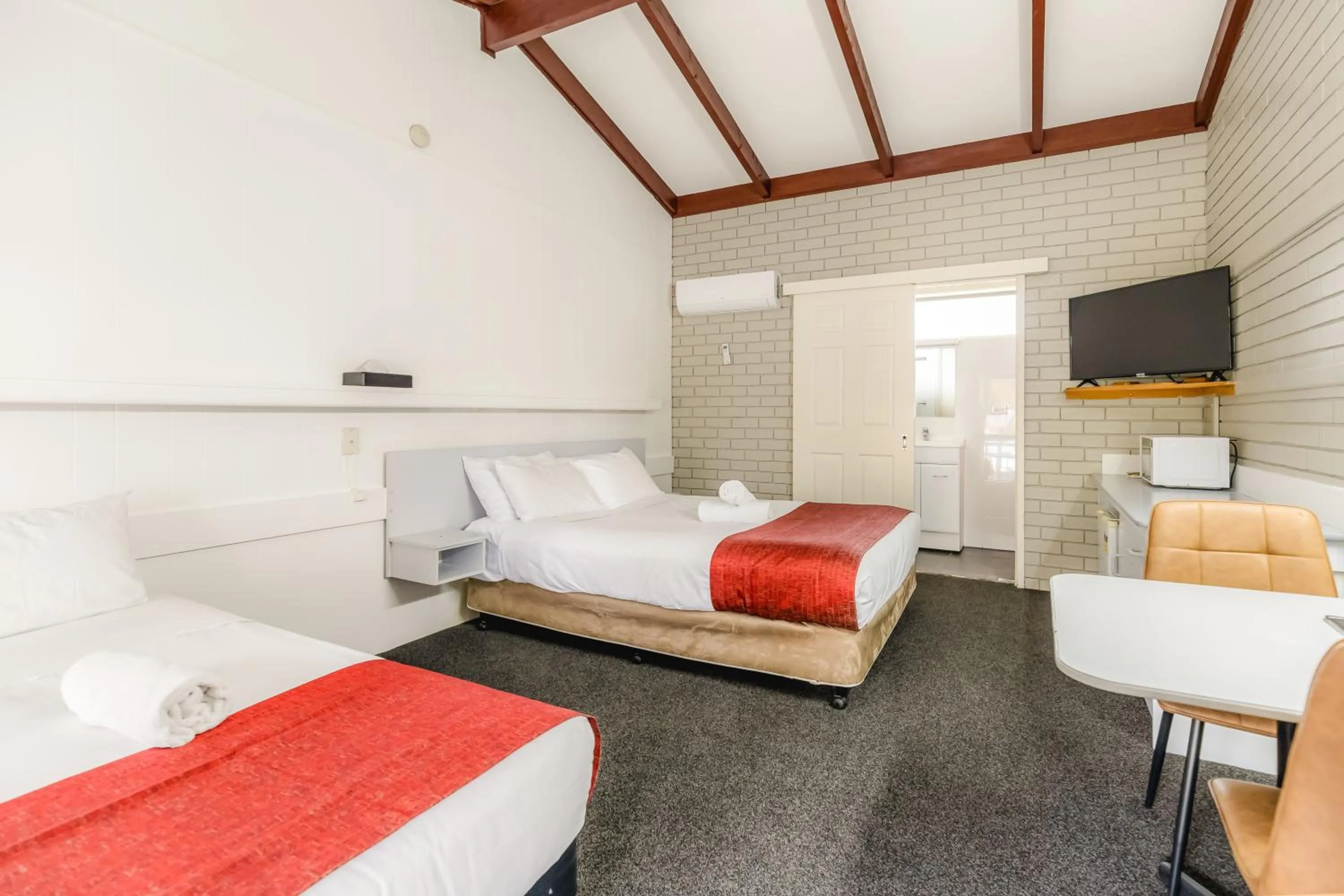 Bed in Wanderlight Motor Inn