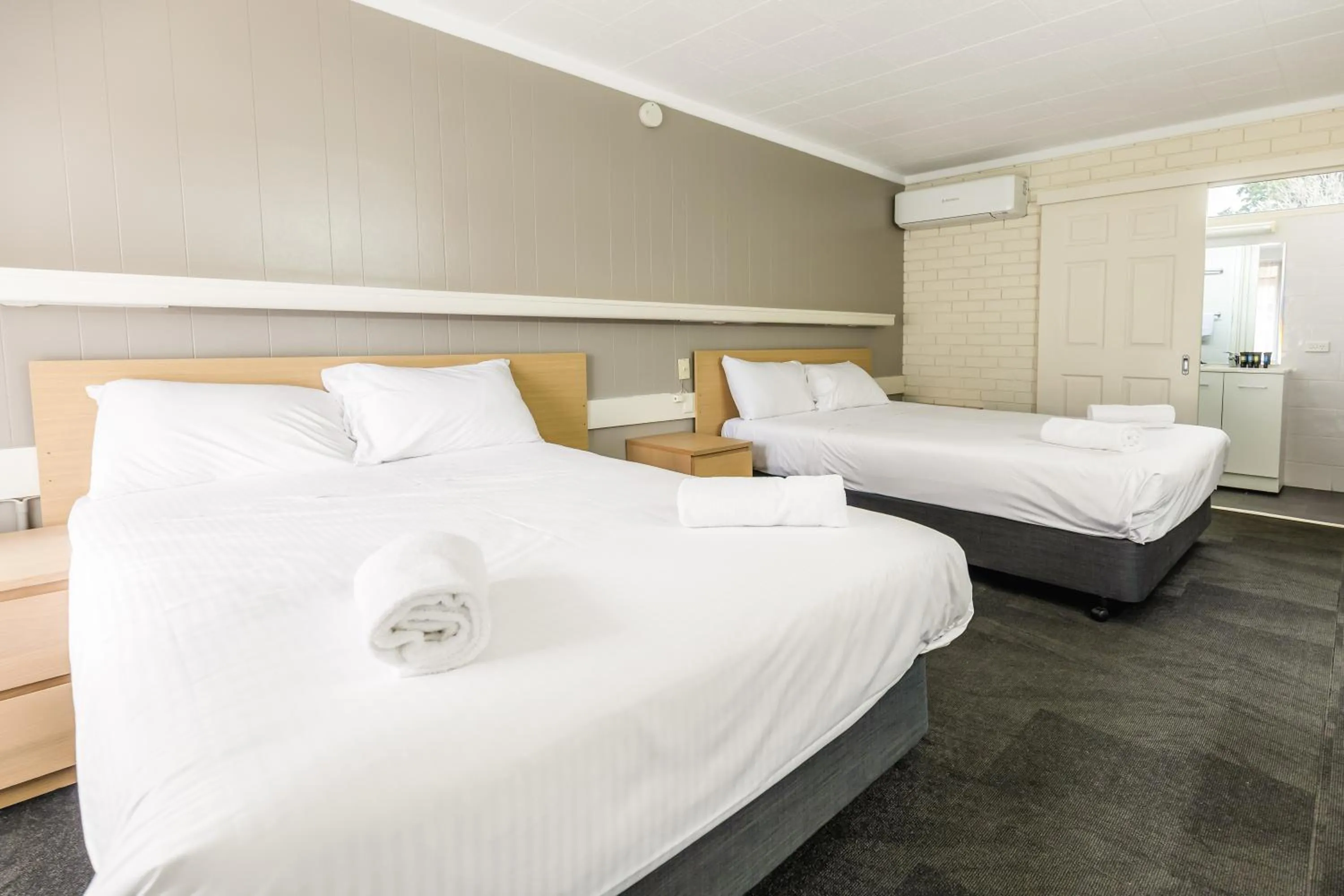 Bed in Wanderlight Motor Inn