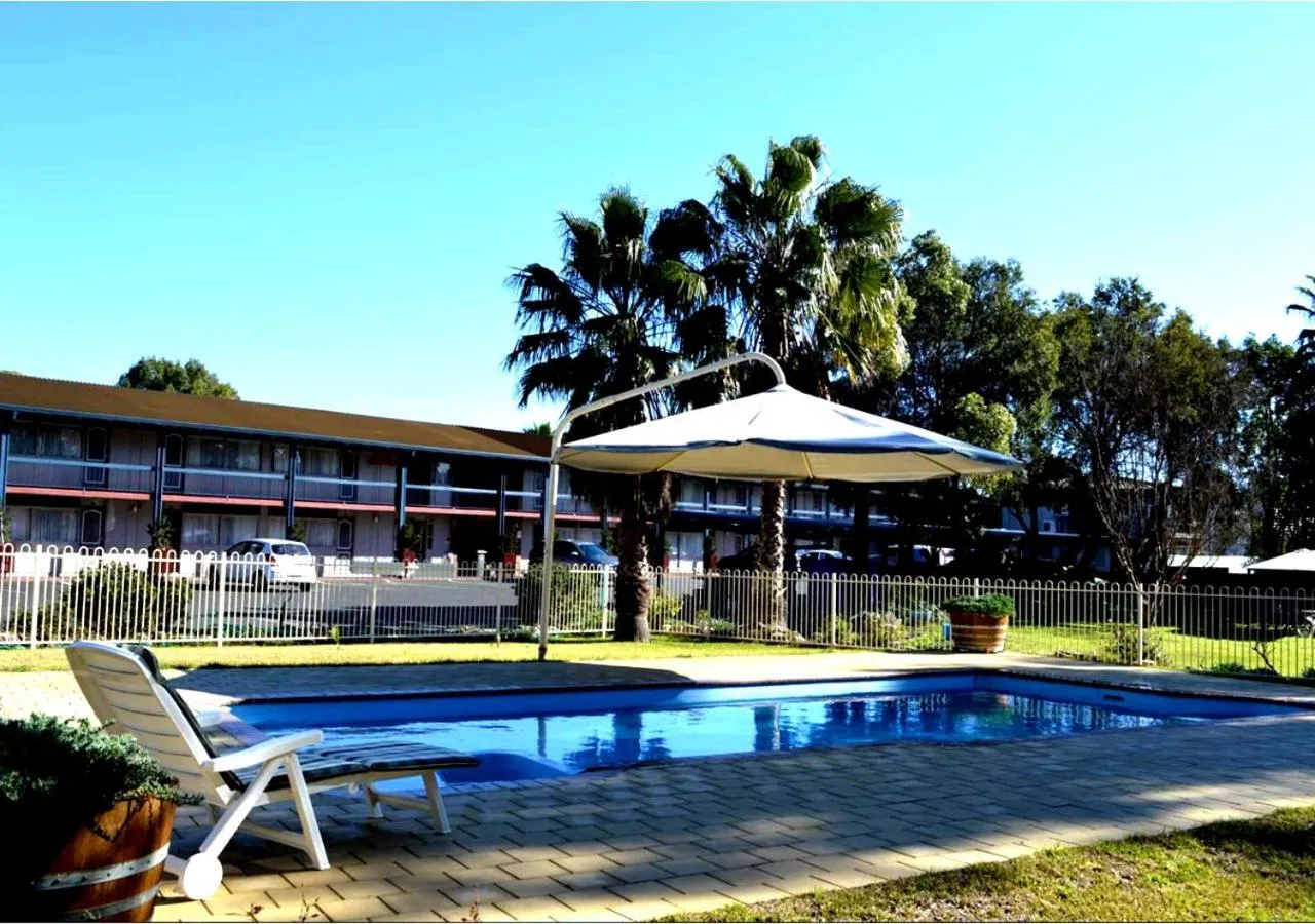 Swimming pool in Wanderlight Motor Inn