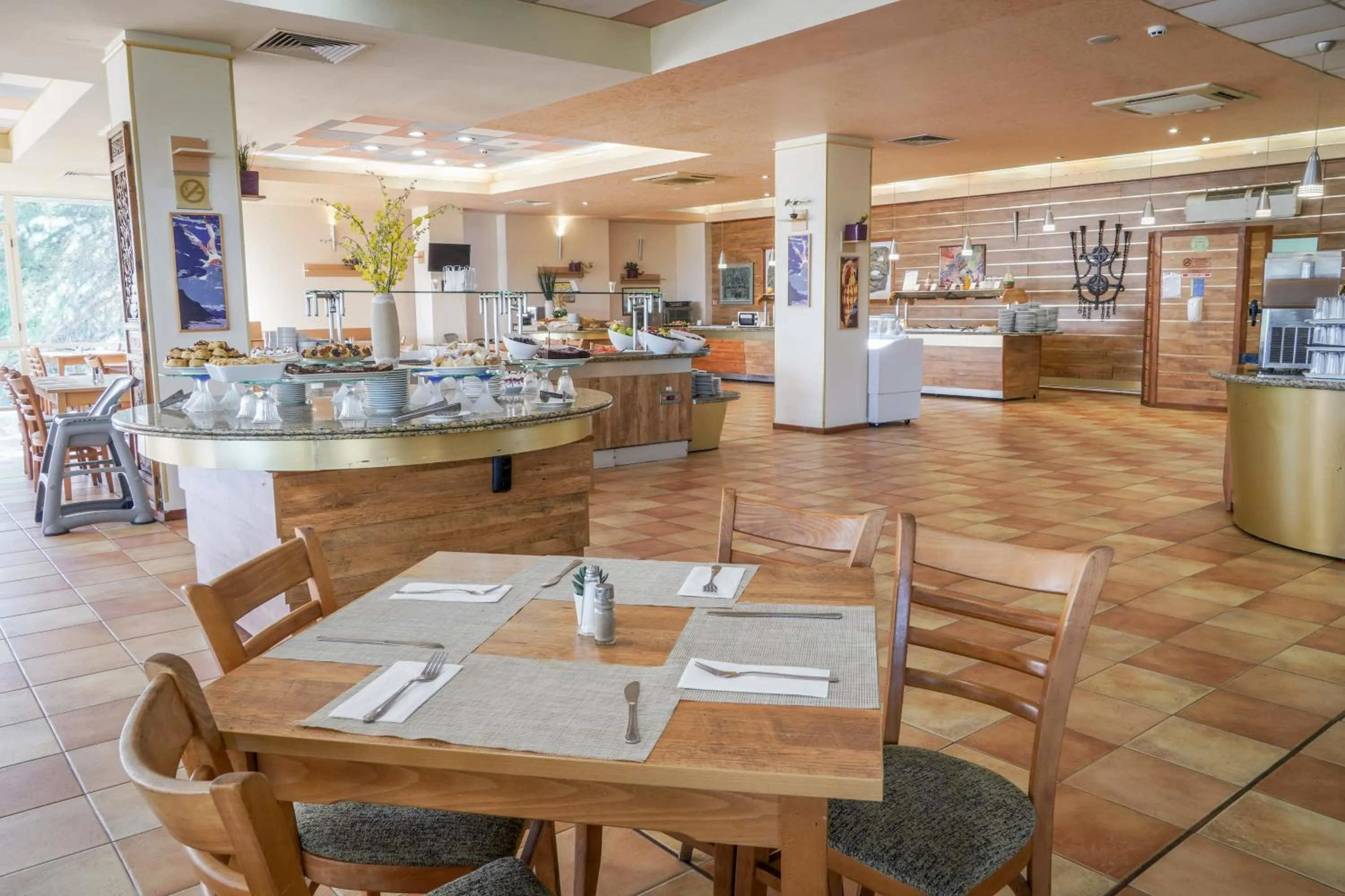 Restaurant/places to eat in Hotel Sandy Beach