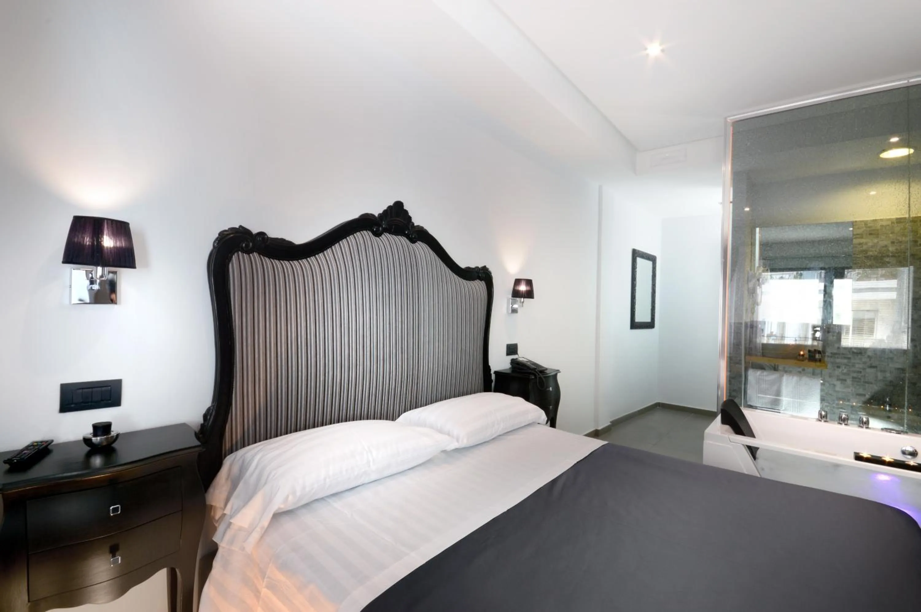 Bedroom, Bed in Barbarella Suite