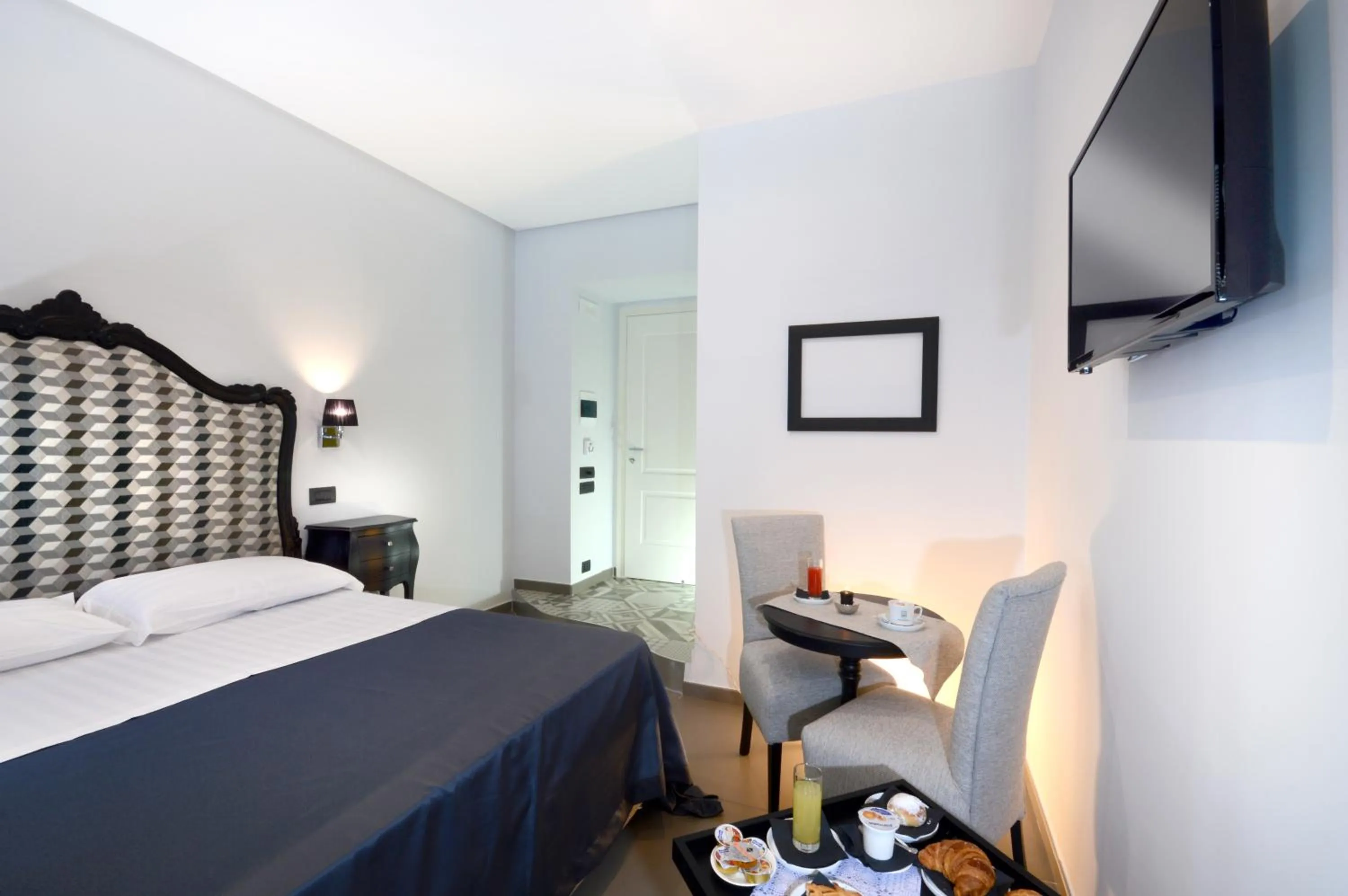 Photo of the whole room, Bed in Barbarella Suite