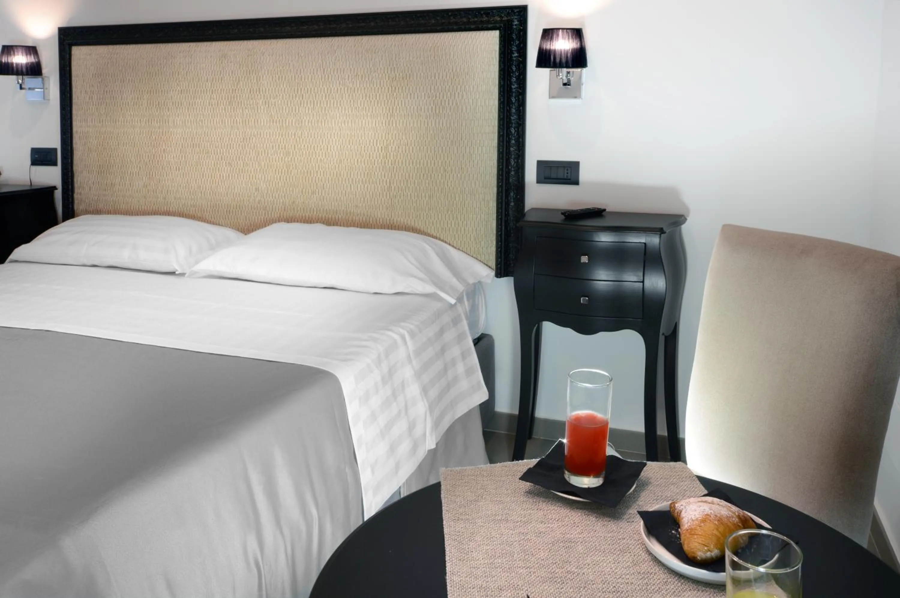 Bedroom, Bed in Barbarella Suite