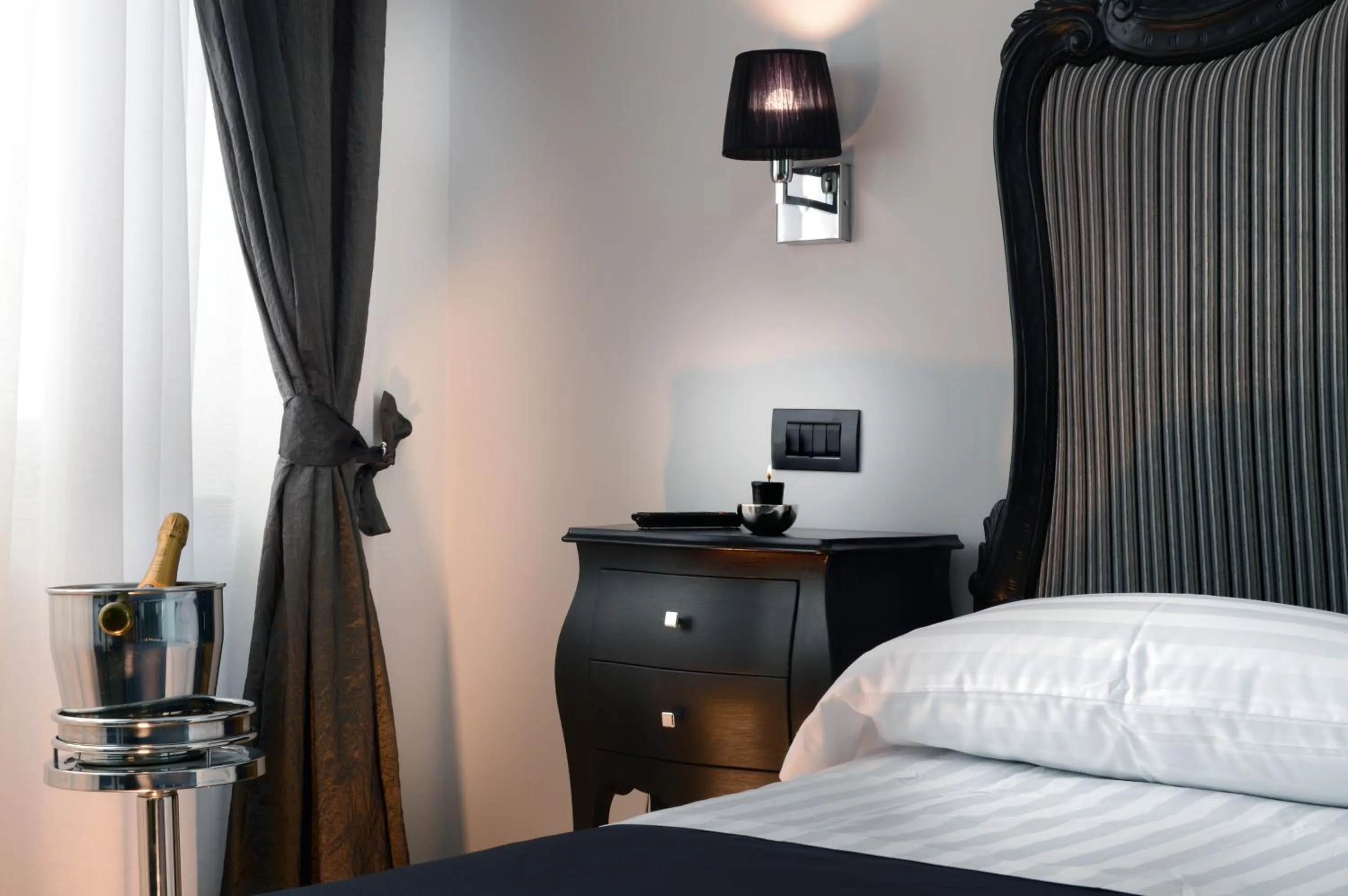 Bedroom, Bed in Barbarella Suite