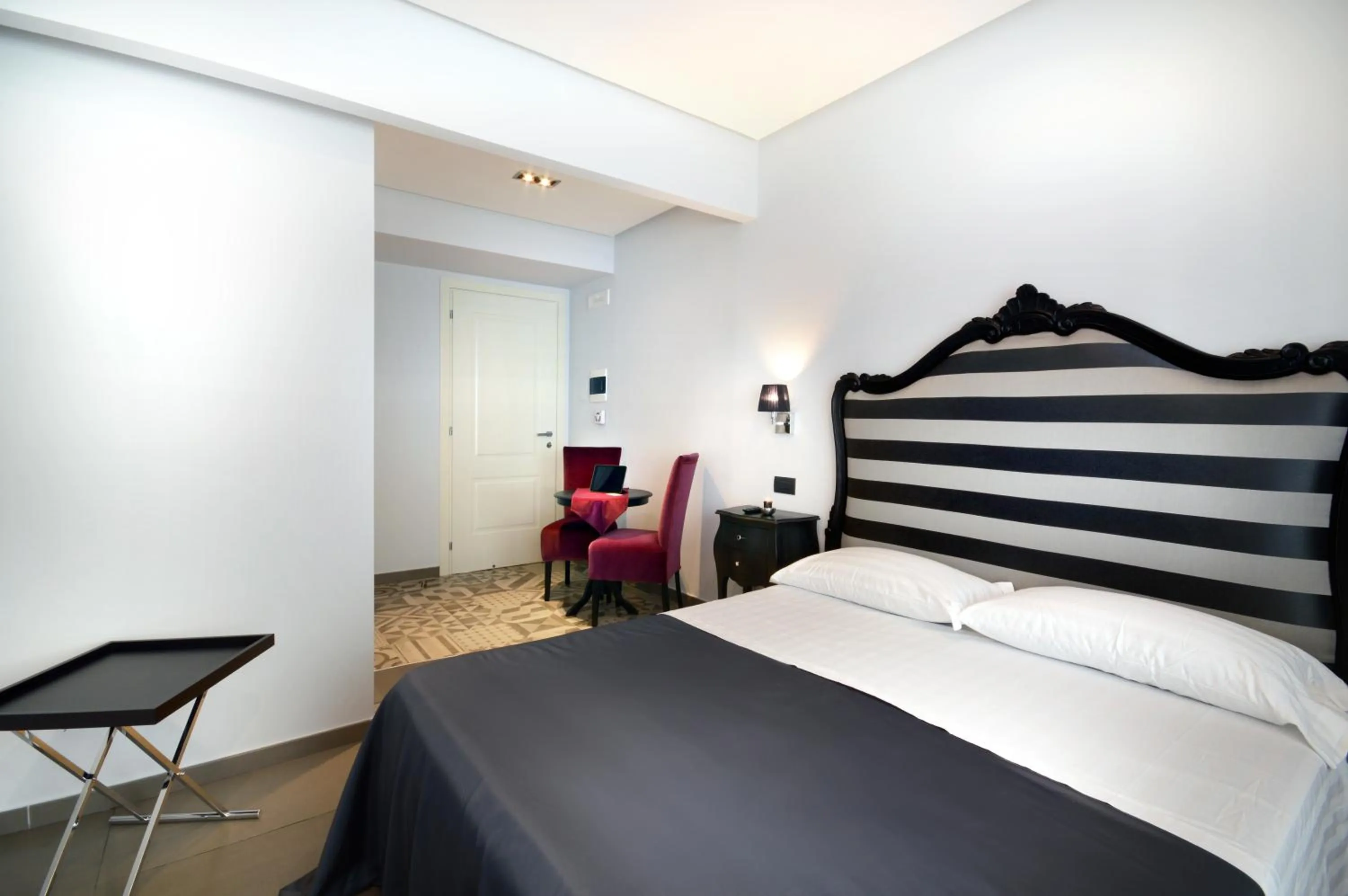 Photo of the whole room, Bed in Barbarella Suite