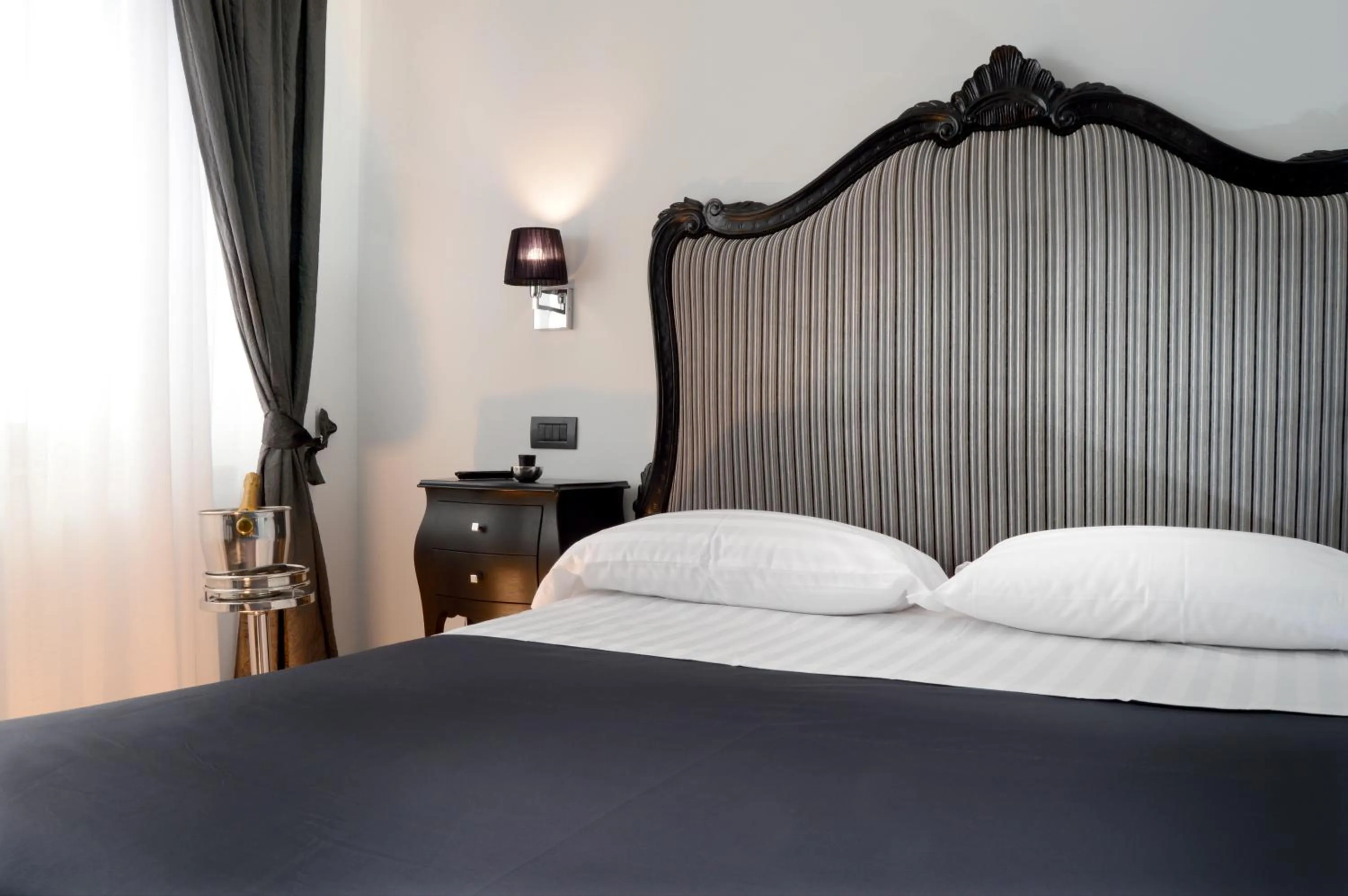 Bedroom, Bed in Barbarella Suite