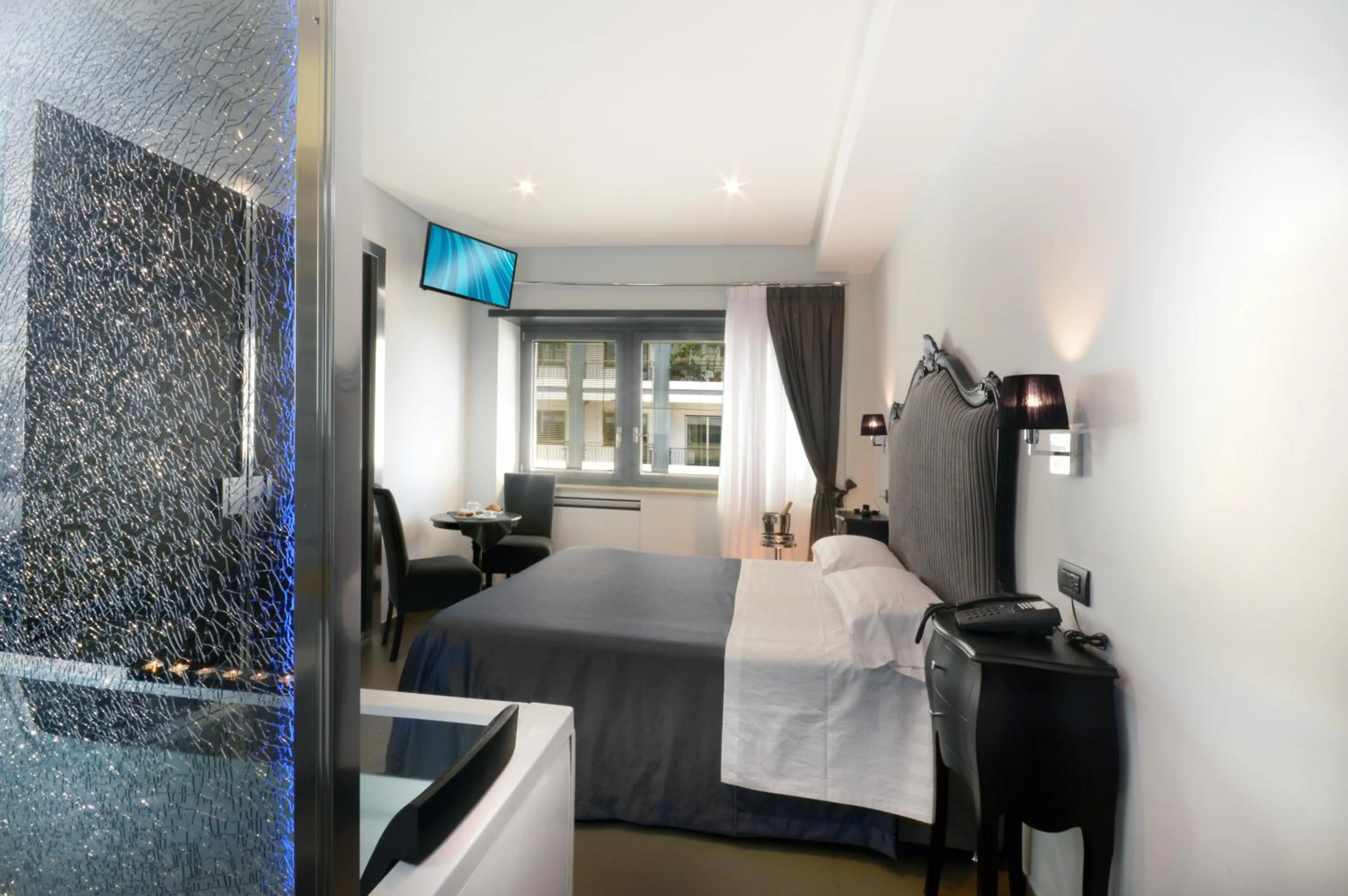 Photo of the whole room, Bed in Barbarella Suite