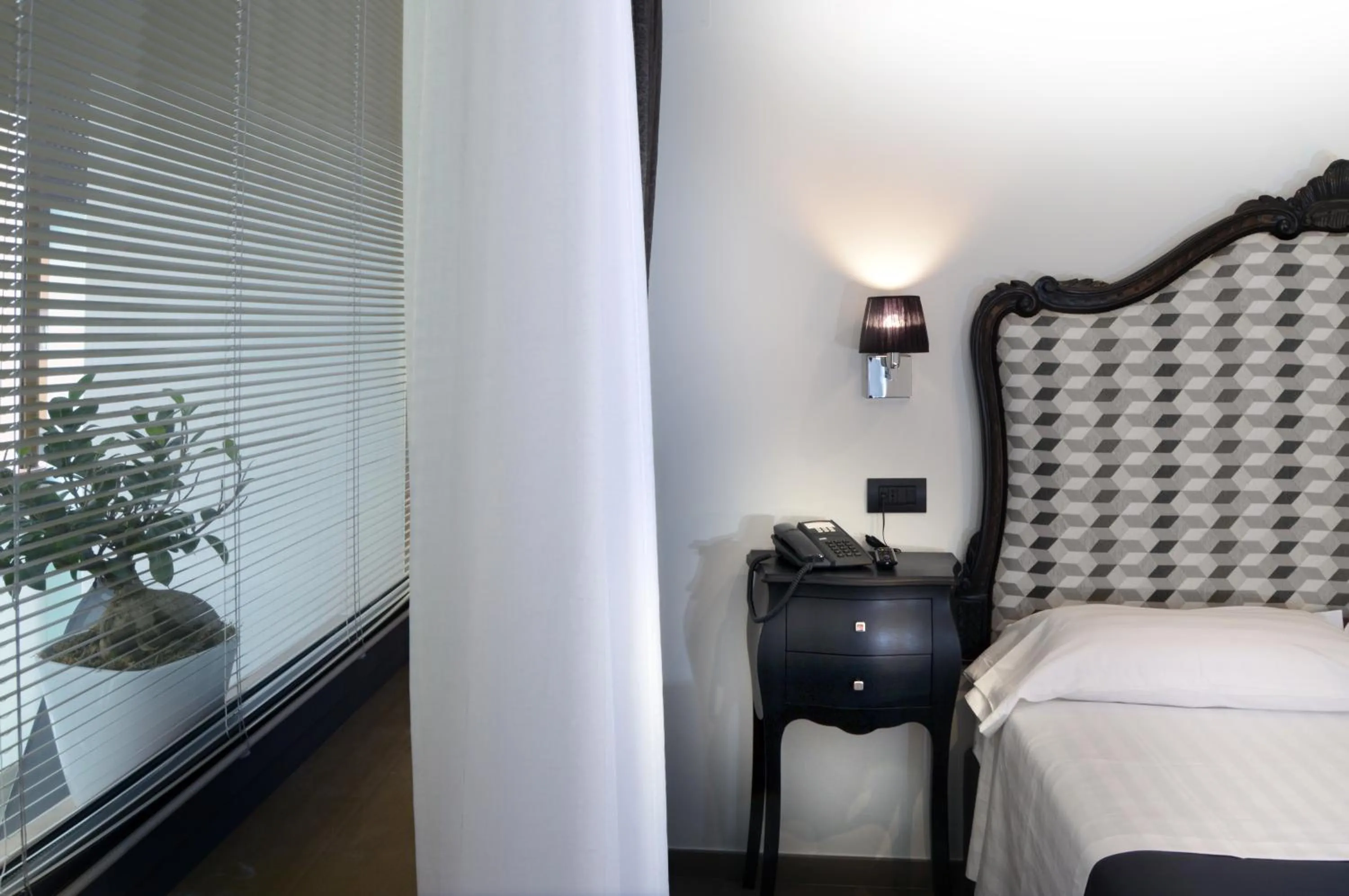 Bedroom, Bed in Barbarella Suite