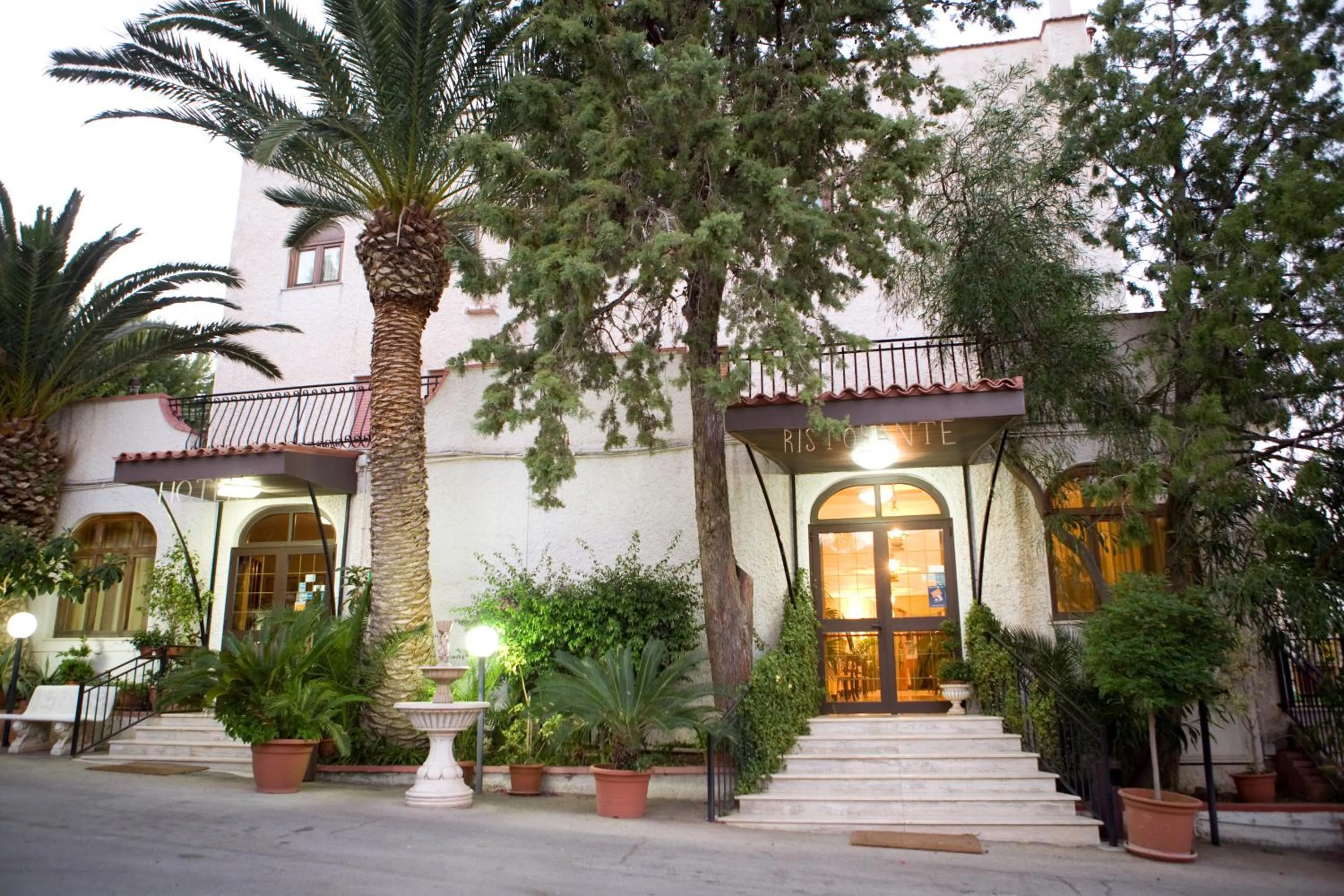 Restaurant/places to eat, Property Building in Hotel Miravalle