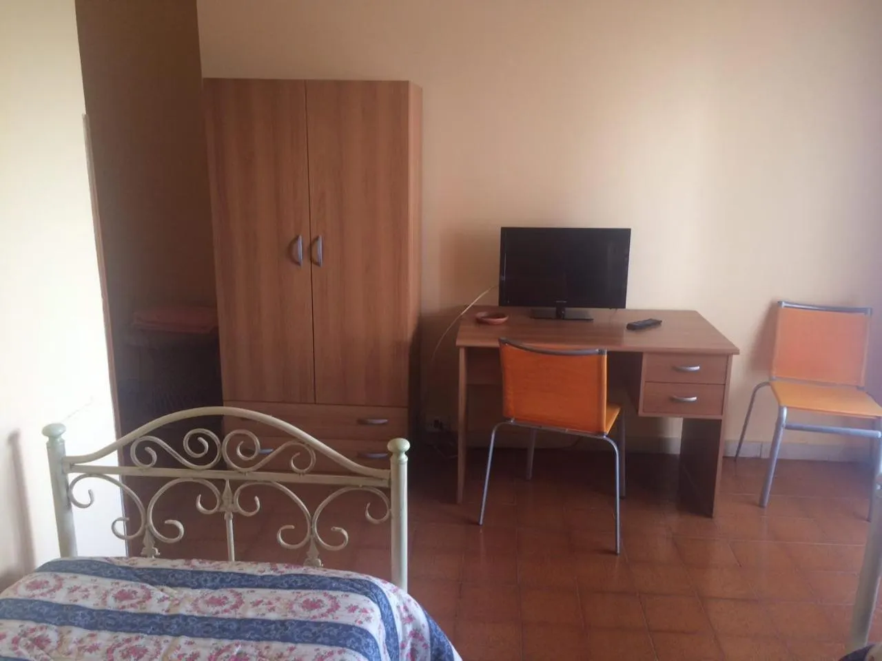 Shower, TV/Entertainment Center in Hotel Miravalle