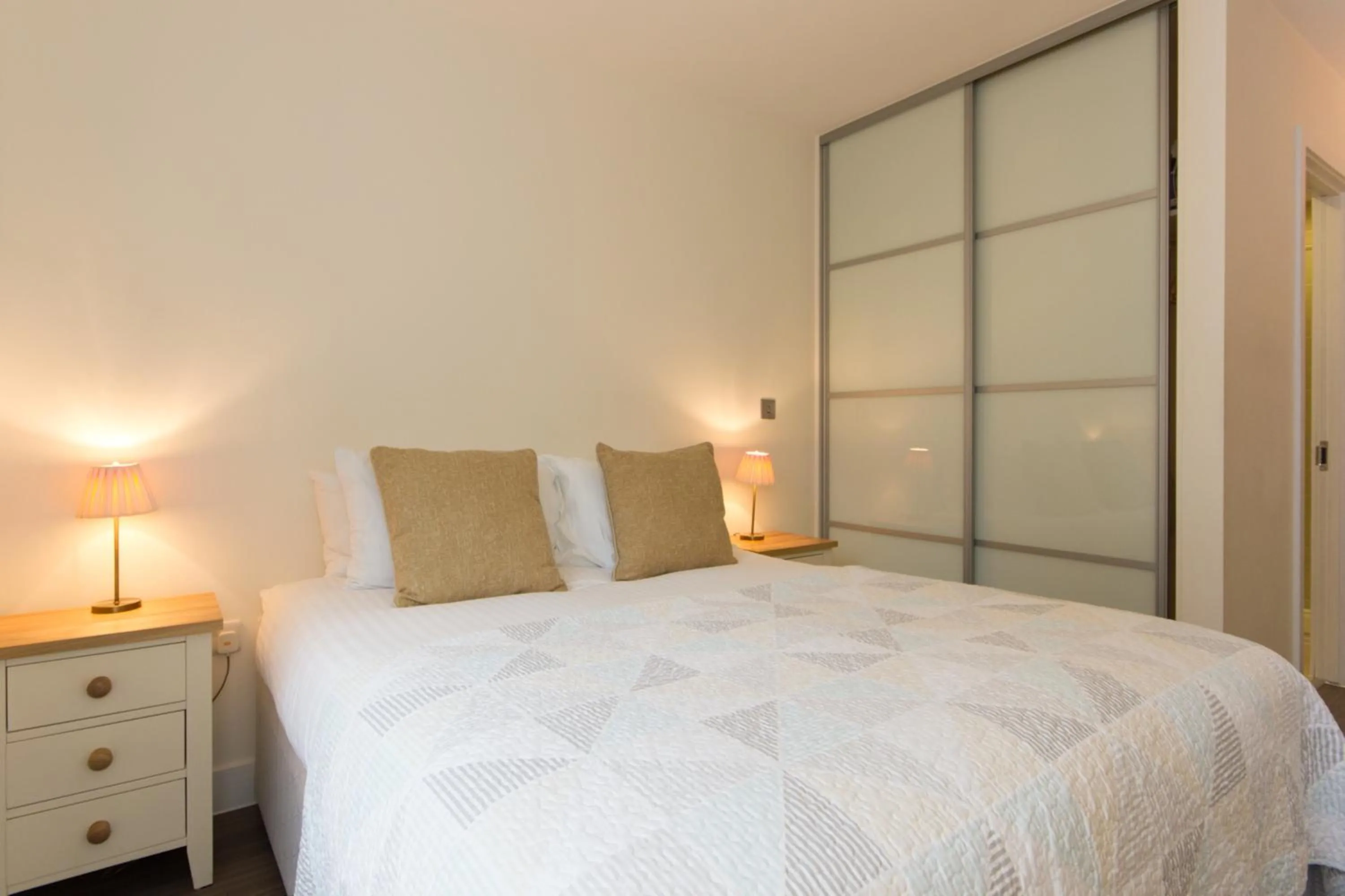 Bedroom, Bed in Citystay Living - Mill Park Apartments