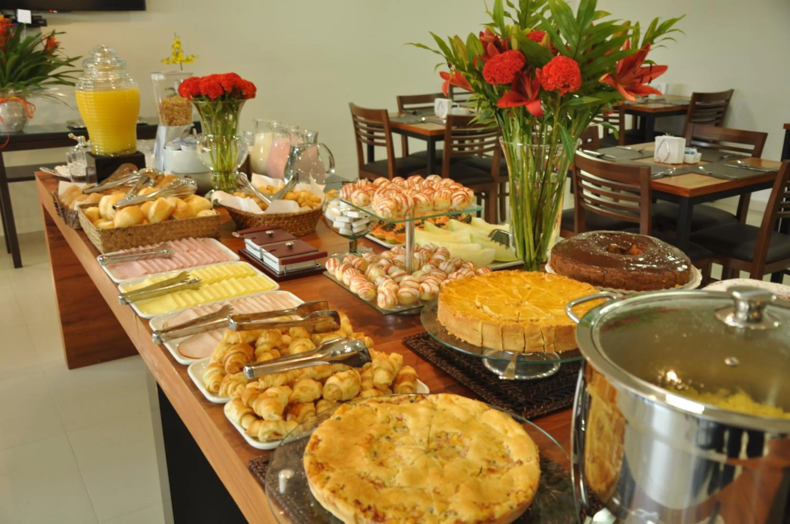 Continental breakfast in Bauru Office Hotel