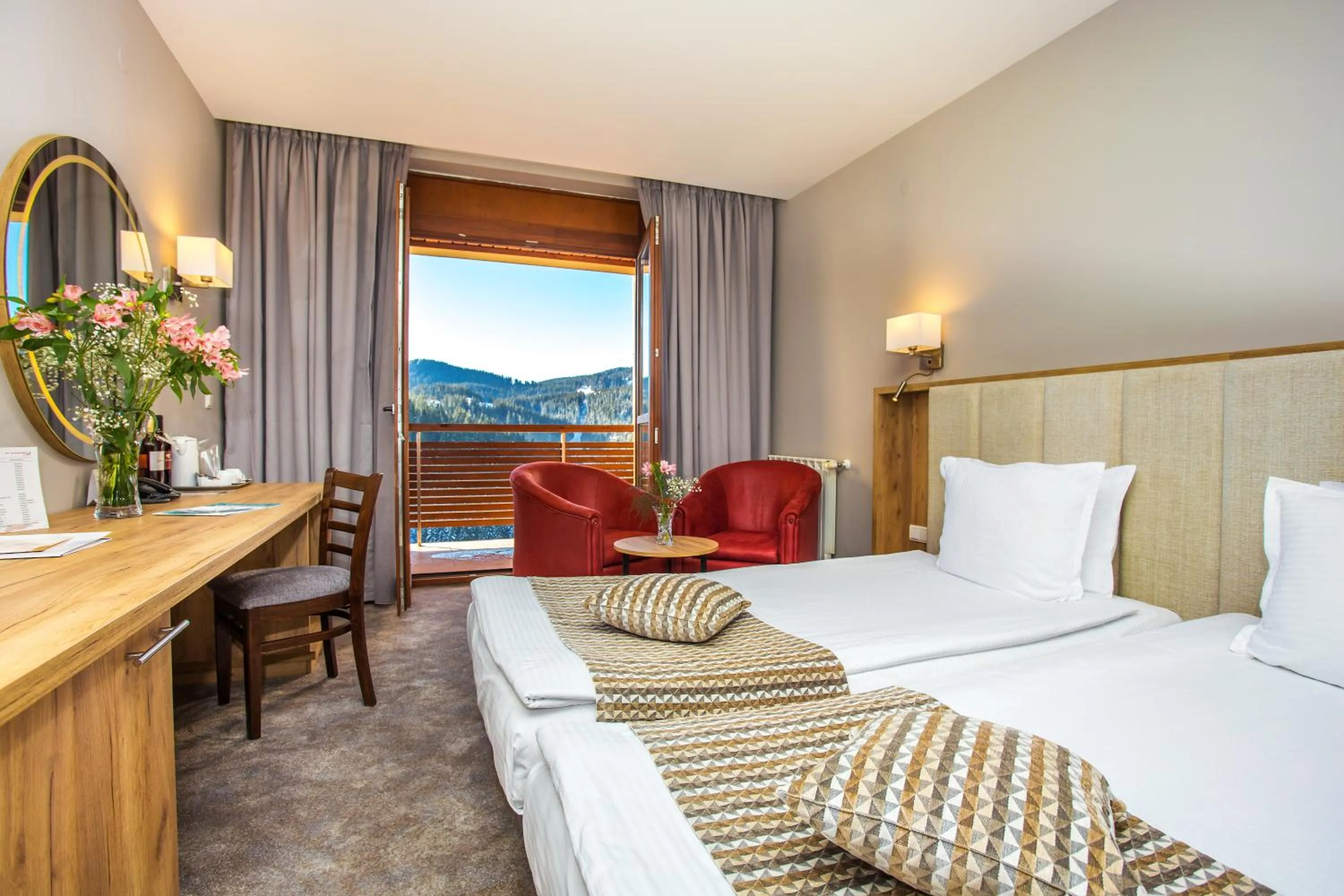 Balcony/Terrace, Bed in Hotel Orlovetz