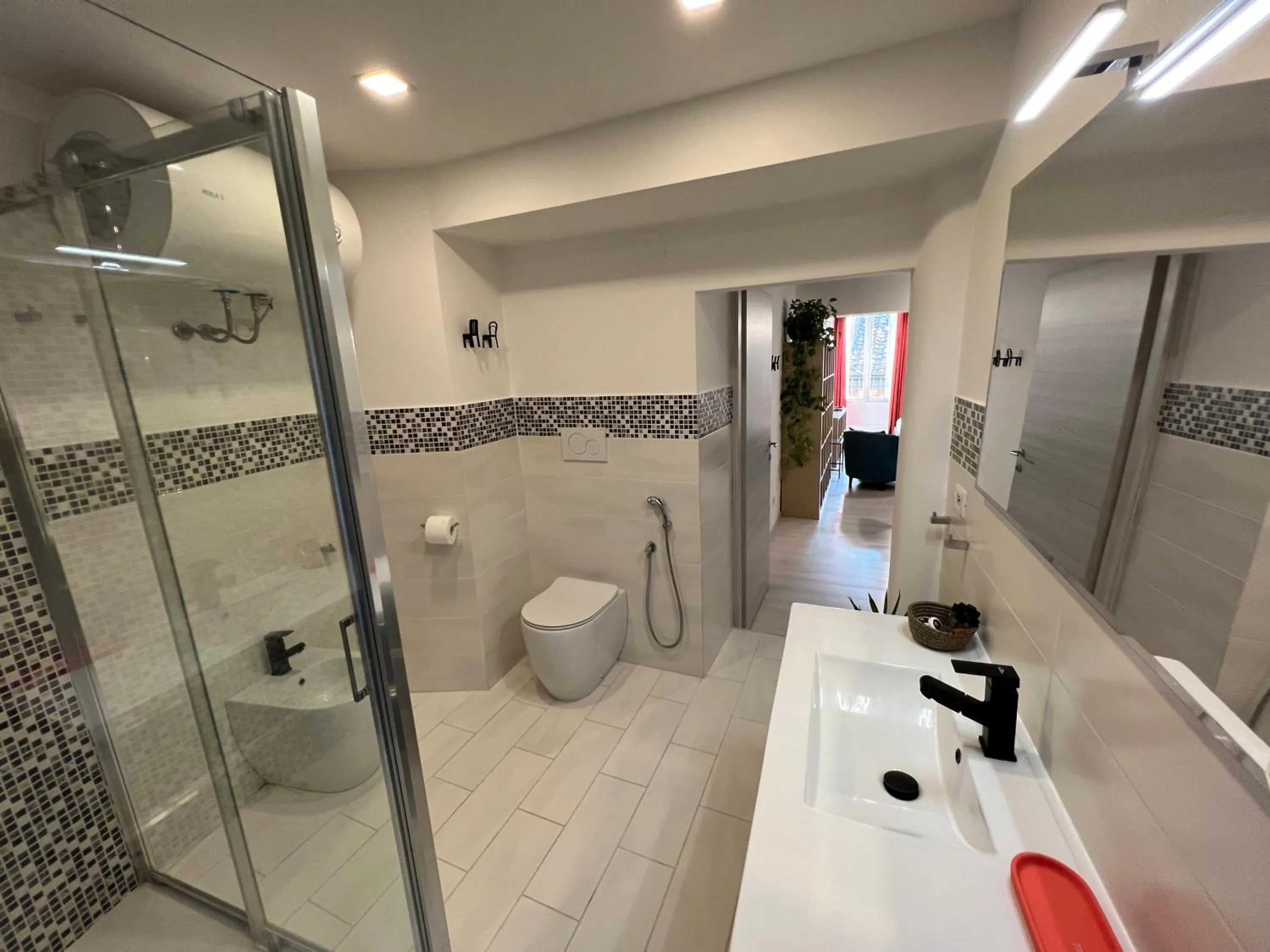 Shower in Charming Navona