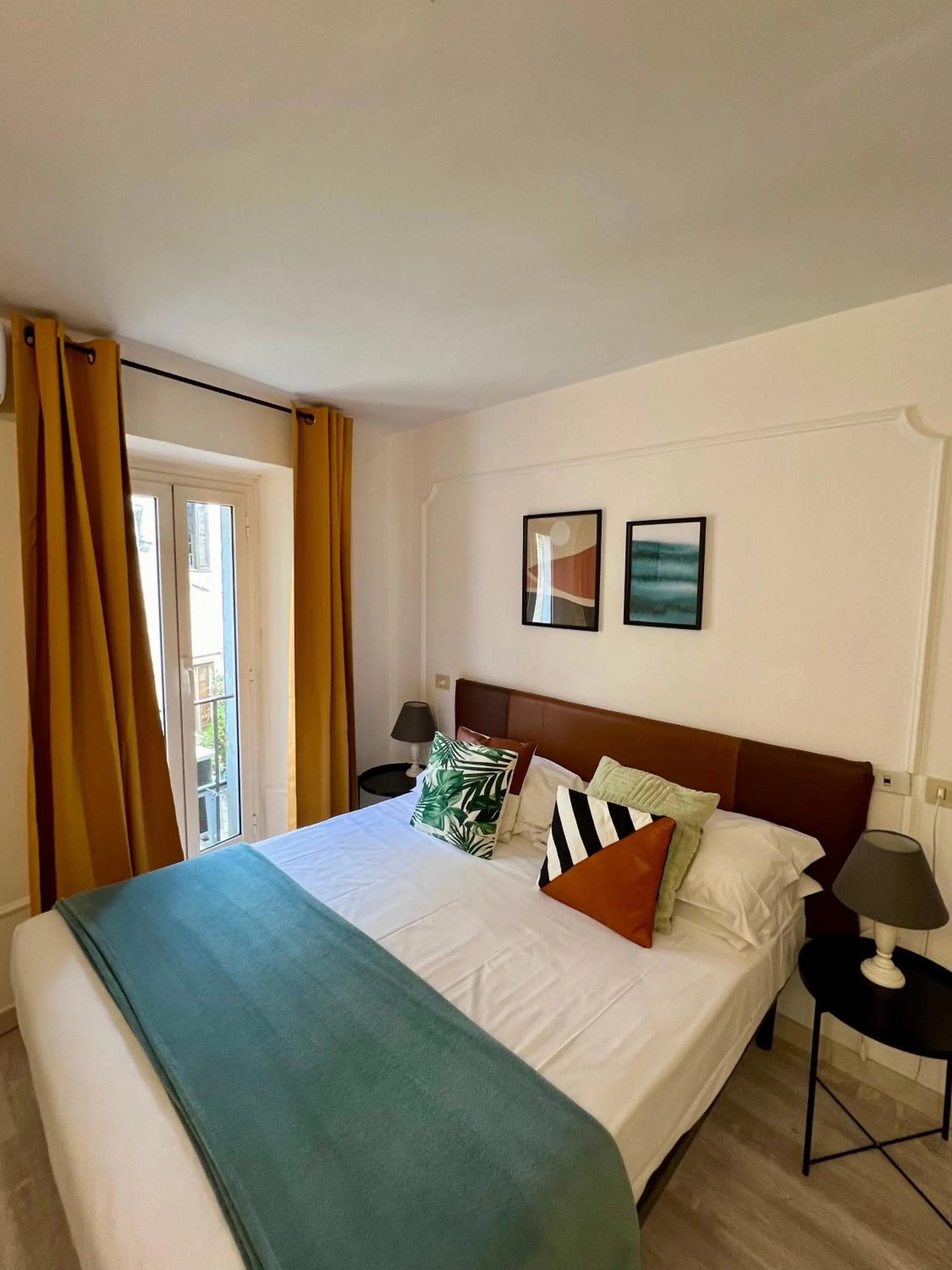 Bedroom, Bed in Charming Navona