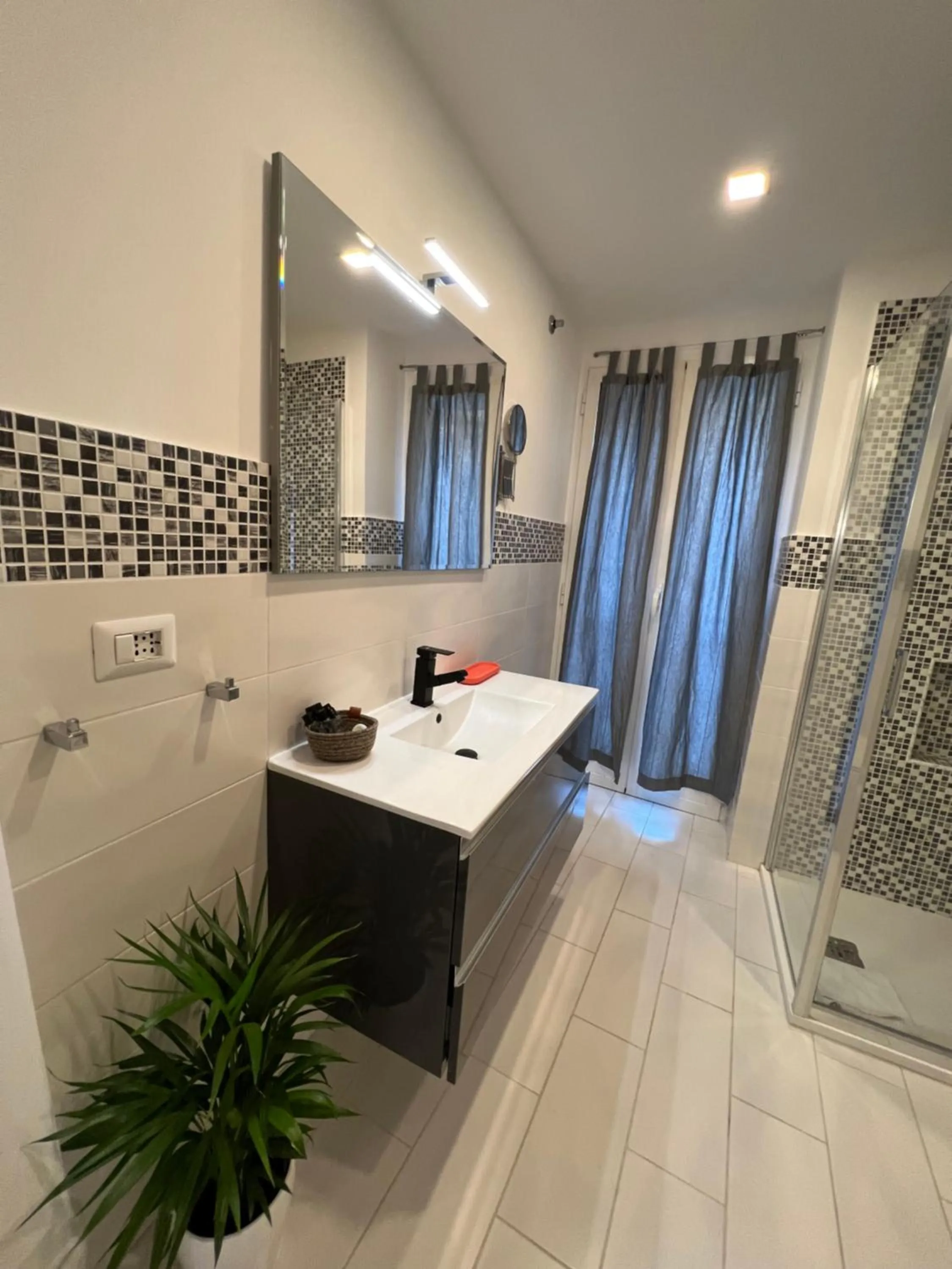 Shower in Charming Navona