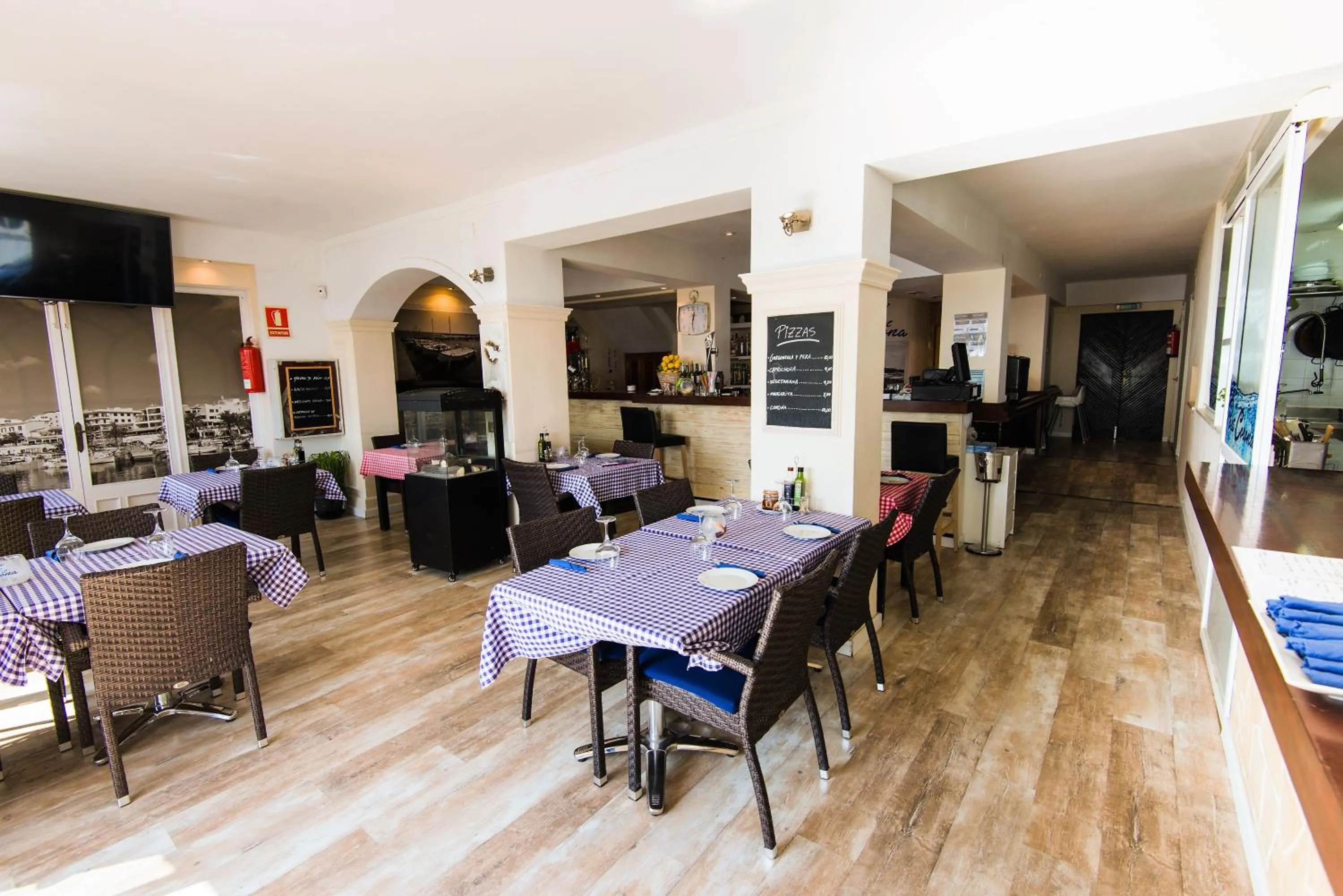 Restaurant/places to eat in Hostal Port Corona