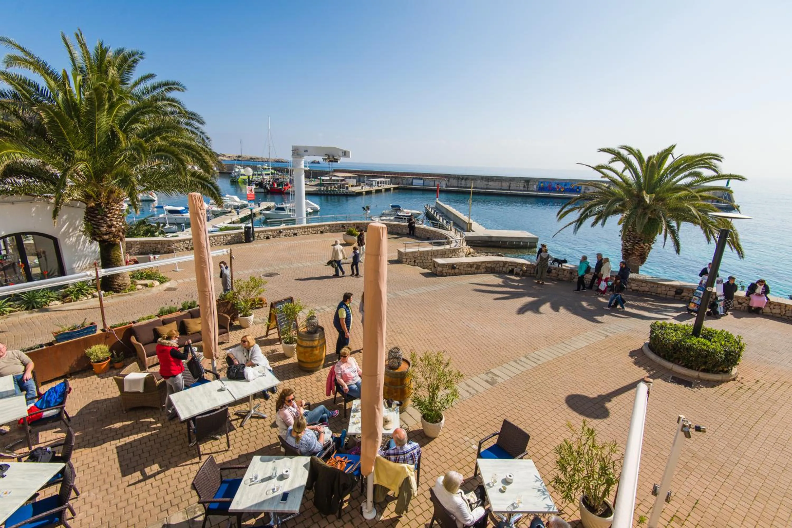 Restaurant/places to eat in Hostal Port Corona