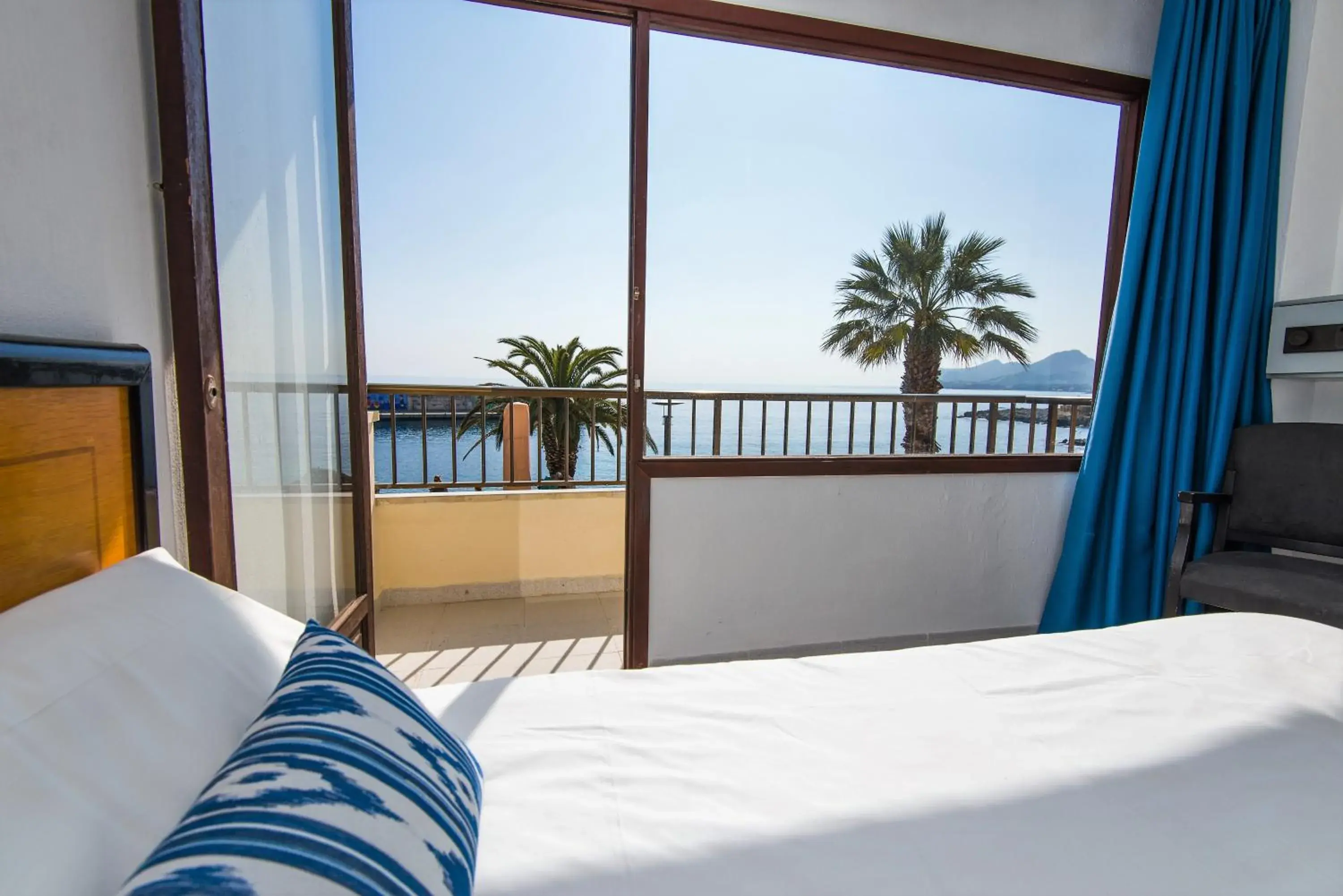 Double Room with Sea View (2 adults) in Hostal Port Corona Double Room with Sea View (2 adults) in Hostal Port Corona