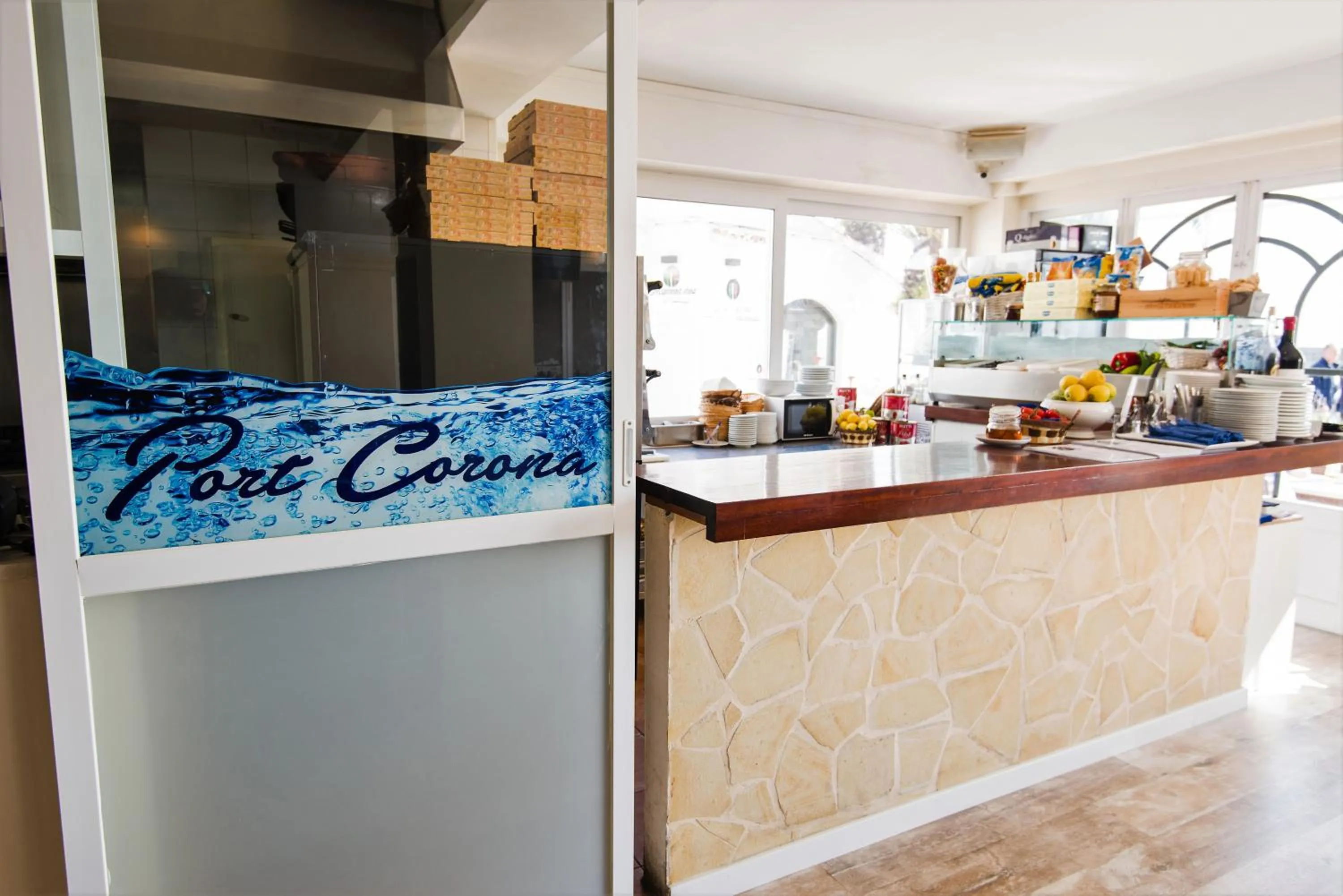 Restaurant/places to eat in Hostal Port Corona