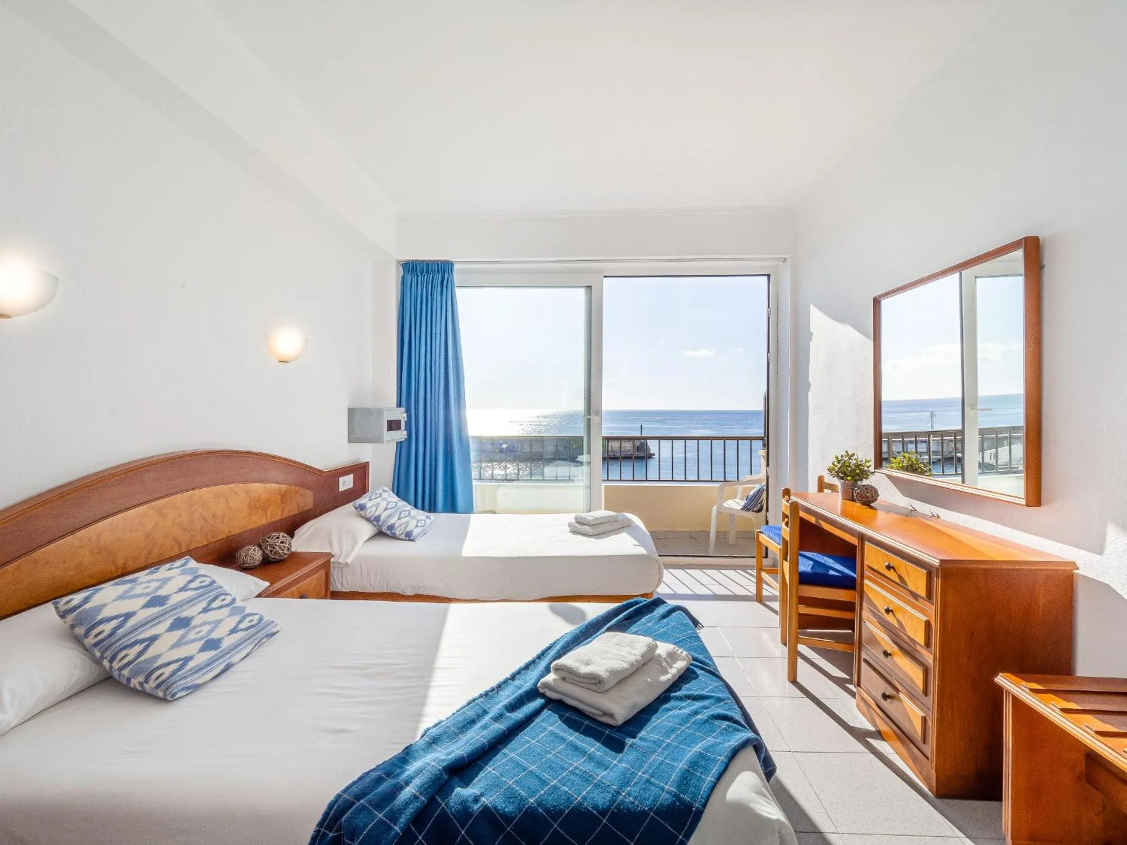 Sea view, Bed in Hostal Port Corona