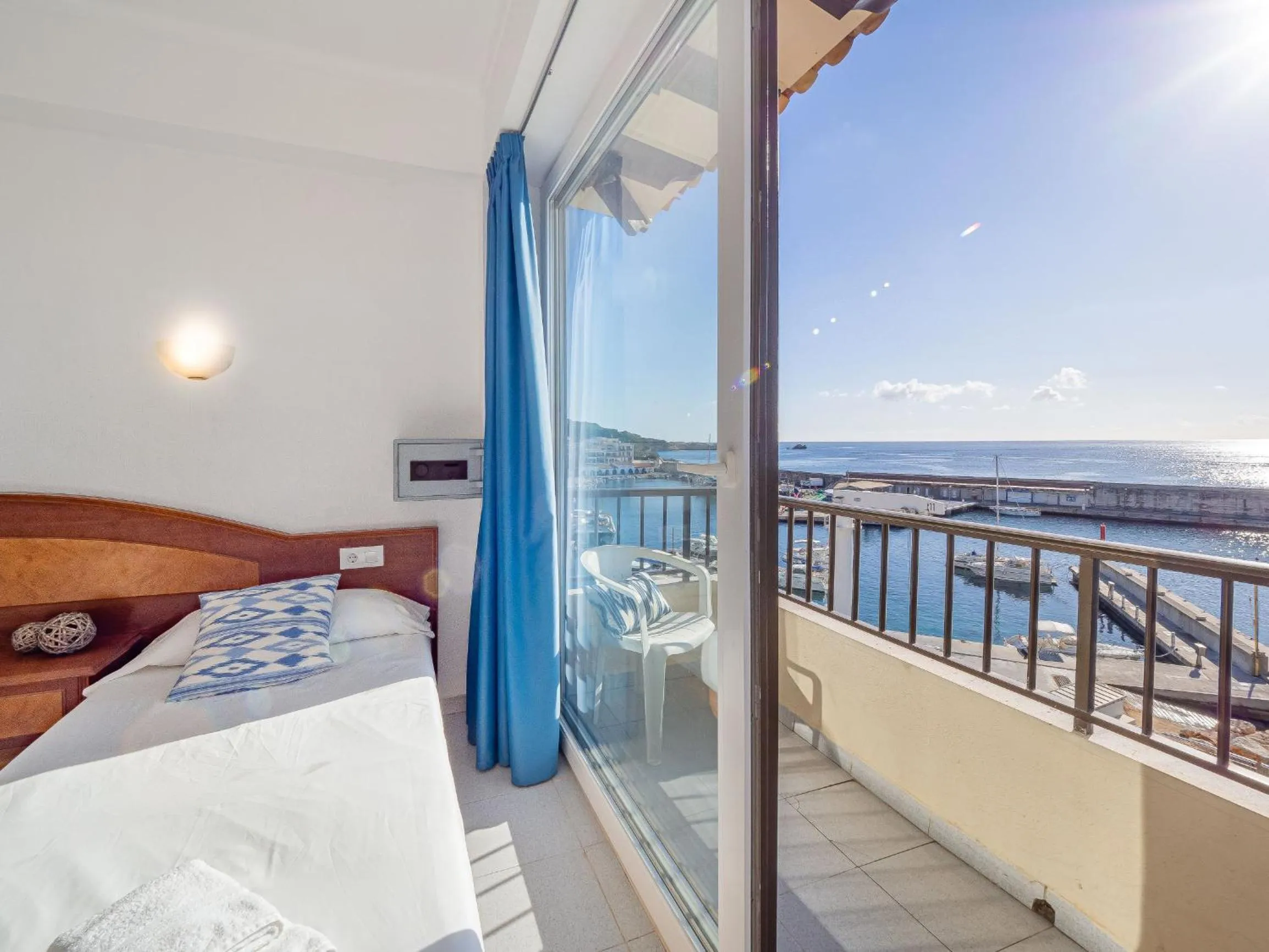 Sea view, Bed in Hostal Port Corona