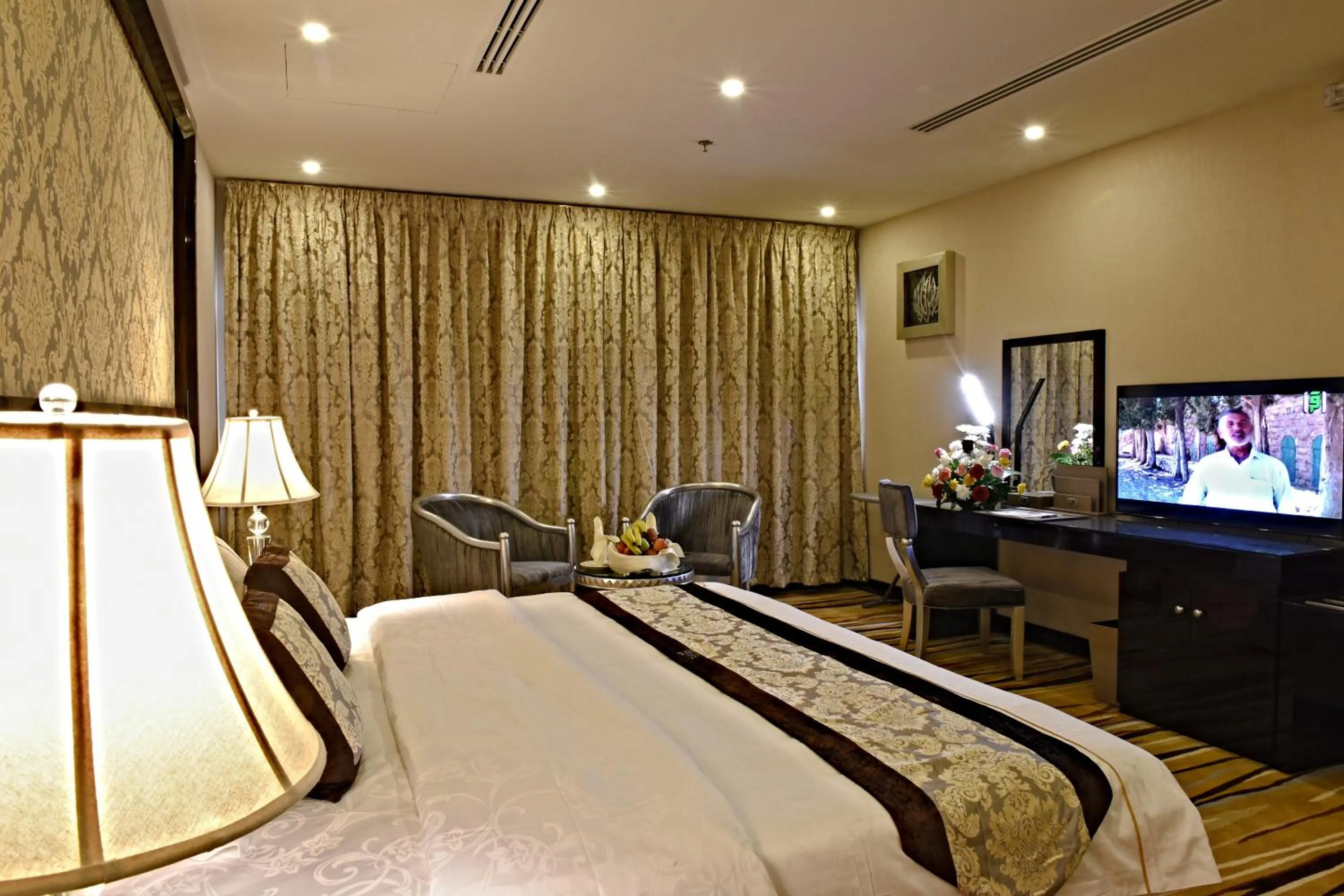 Bedroom, Bed in Garden Plaza Hotel